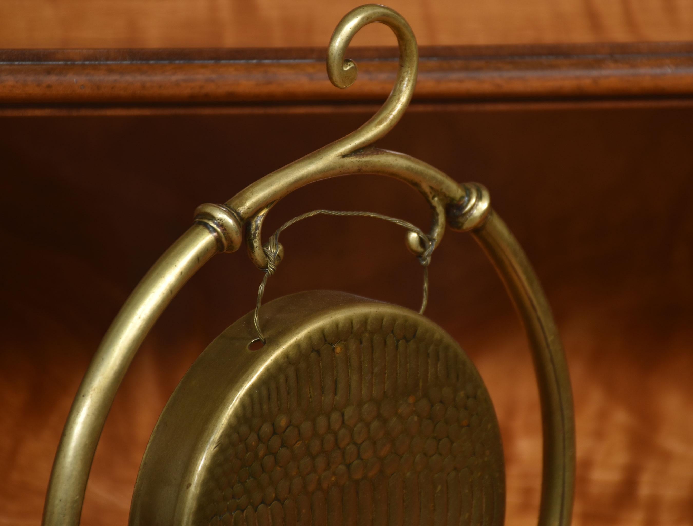 Britannique Gong de table en laiton en vente