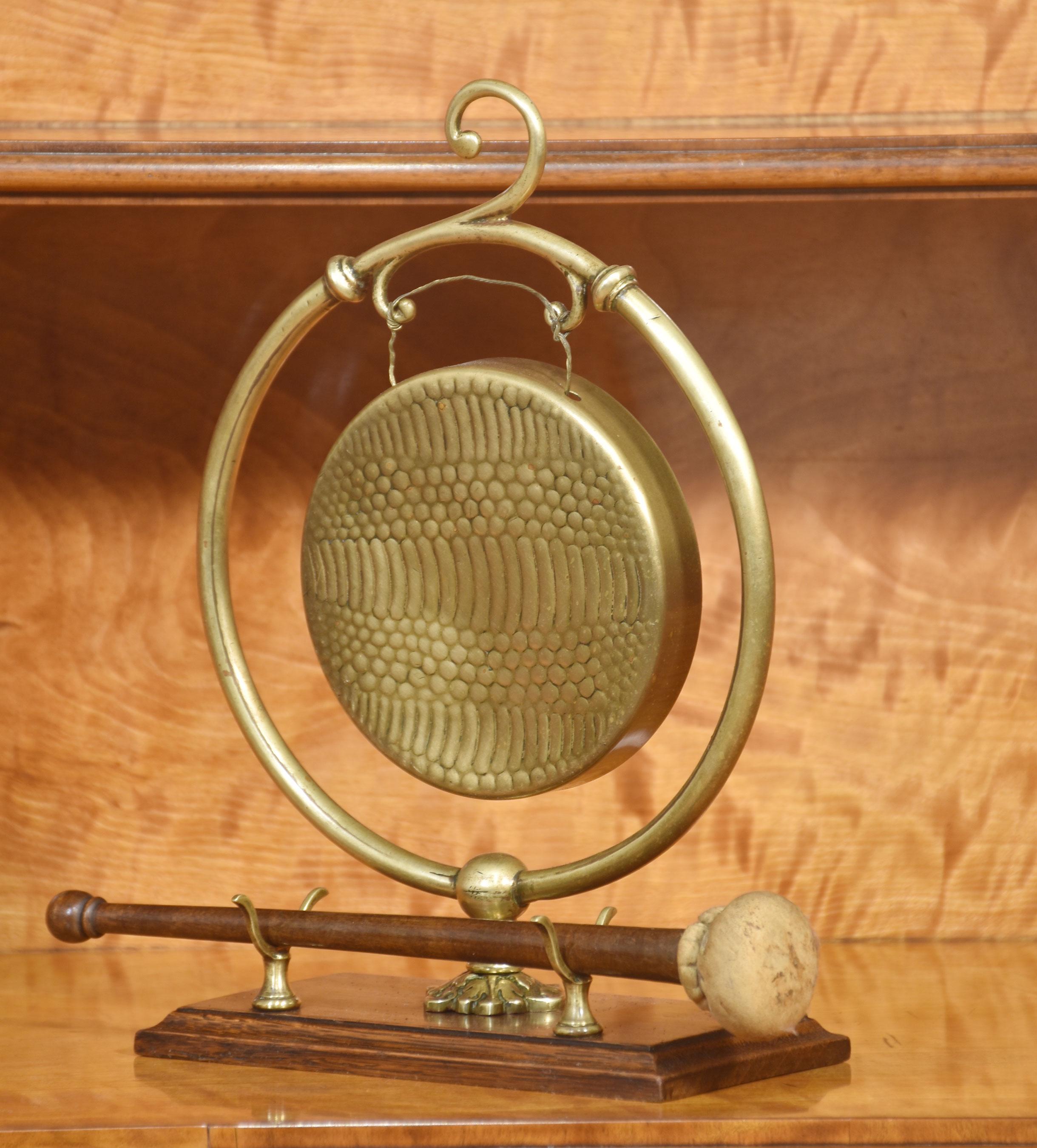 20ième siècle Gong de table en laiton en vente