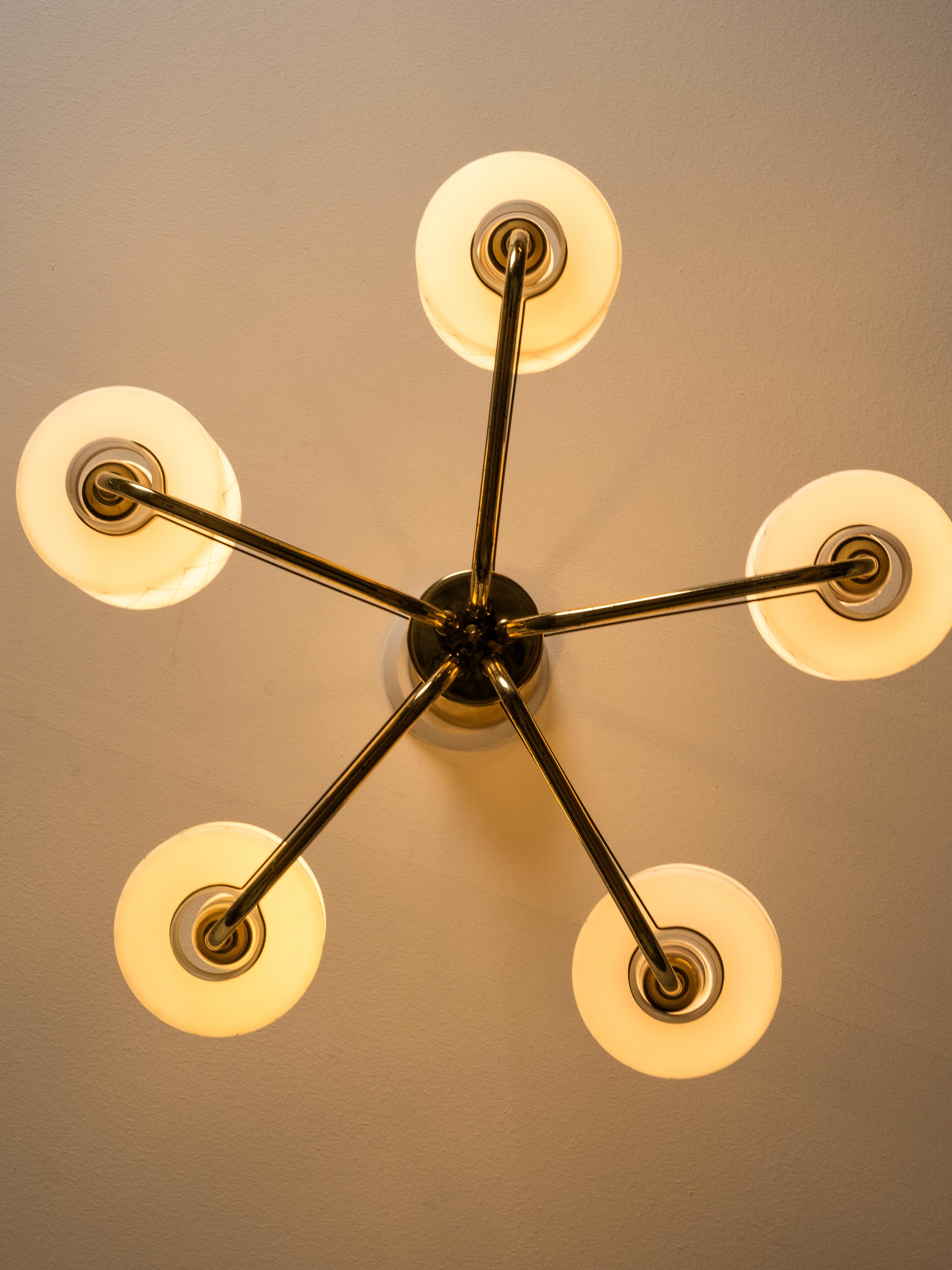 Lampadario in ottone, teak e vetro opalino con motivo a diamante, Finlandia, anni '50 in vendita 3