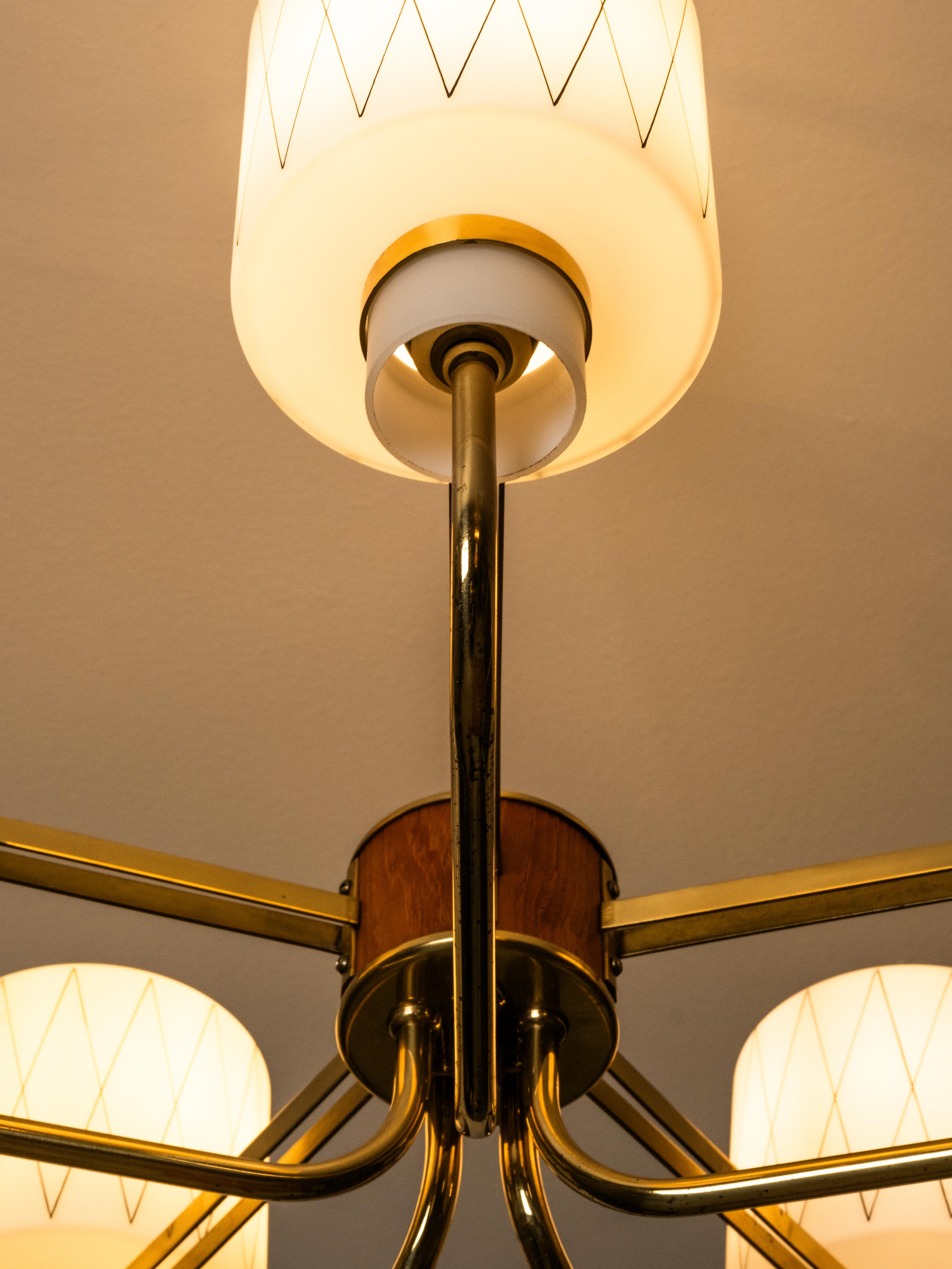Lampadario in ottone, teak e vetro opalino con motivo a diamante, Finlandia, anni '50 in vendita 4