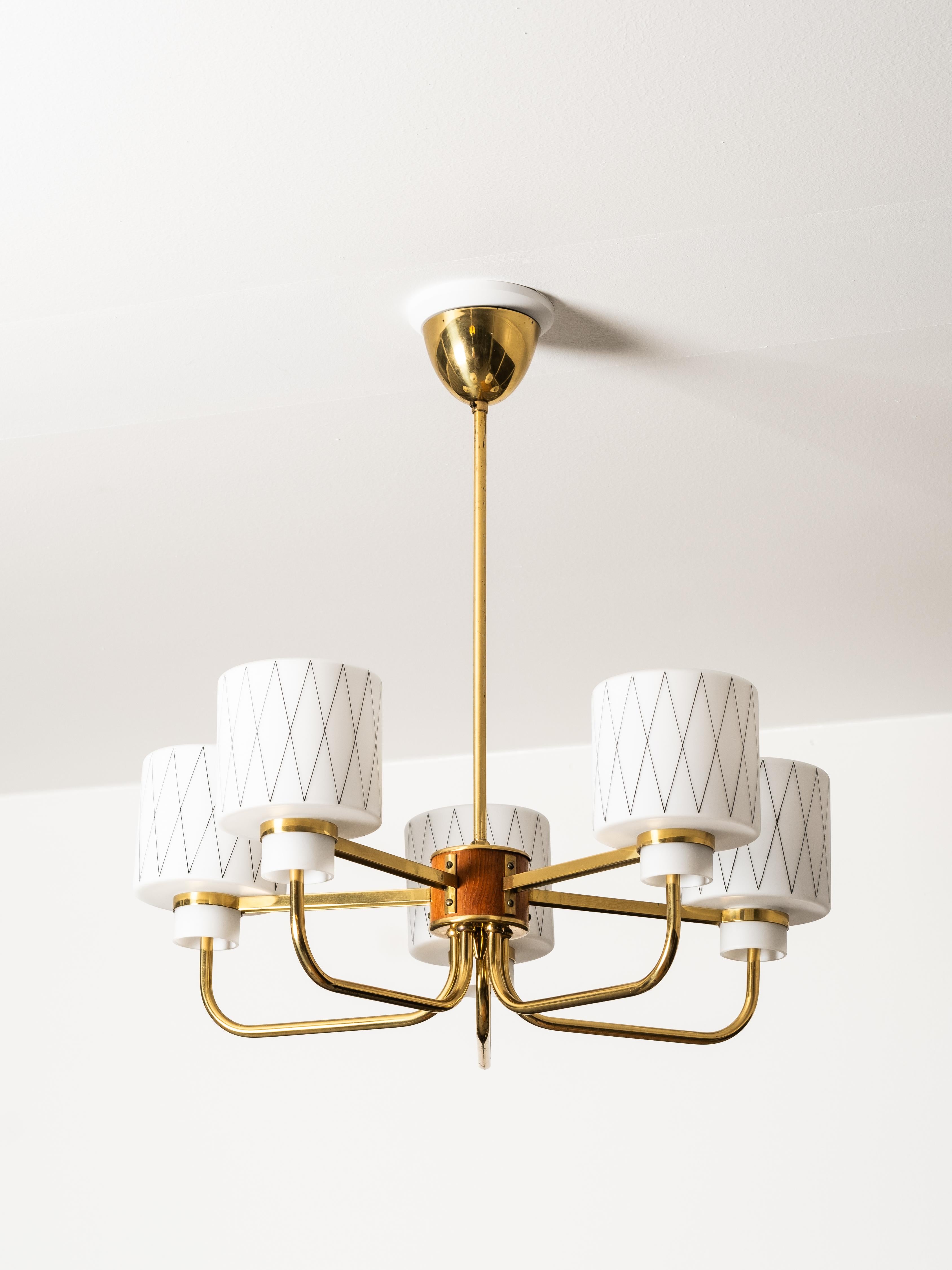 Lampadario in ottone, teak e vetro opalino con motivo a diamante, Finlandia, anni '50 in vendita 5