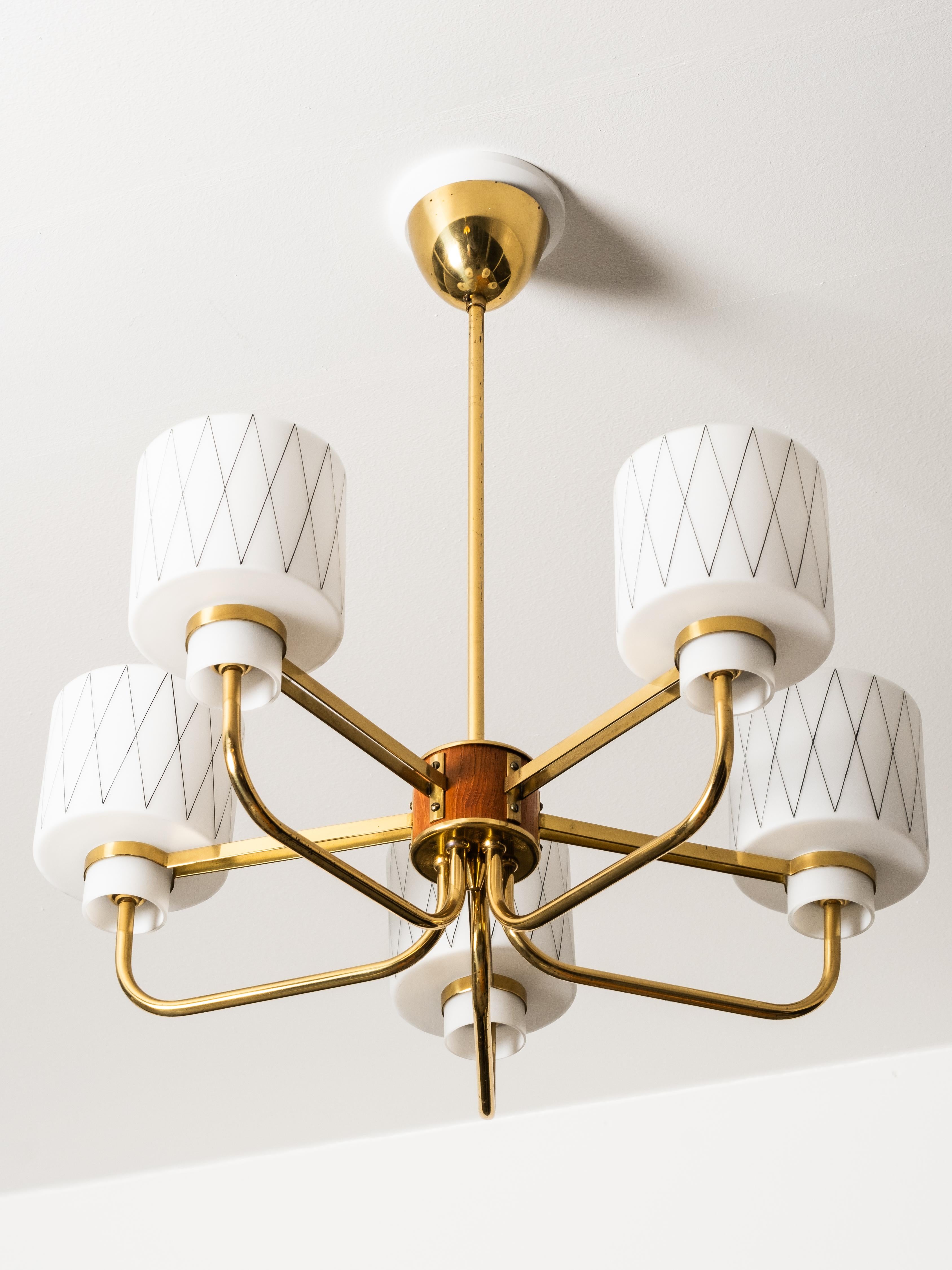 Lampadario in ottone, teak e vetro opalino con motivo a diamante, Finlandia, anni '50 in vendita 6