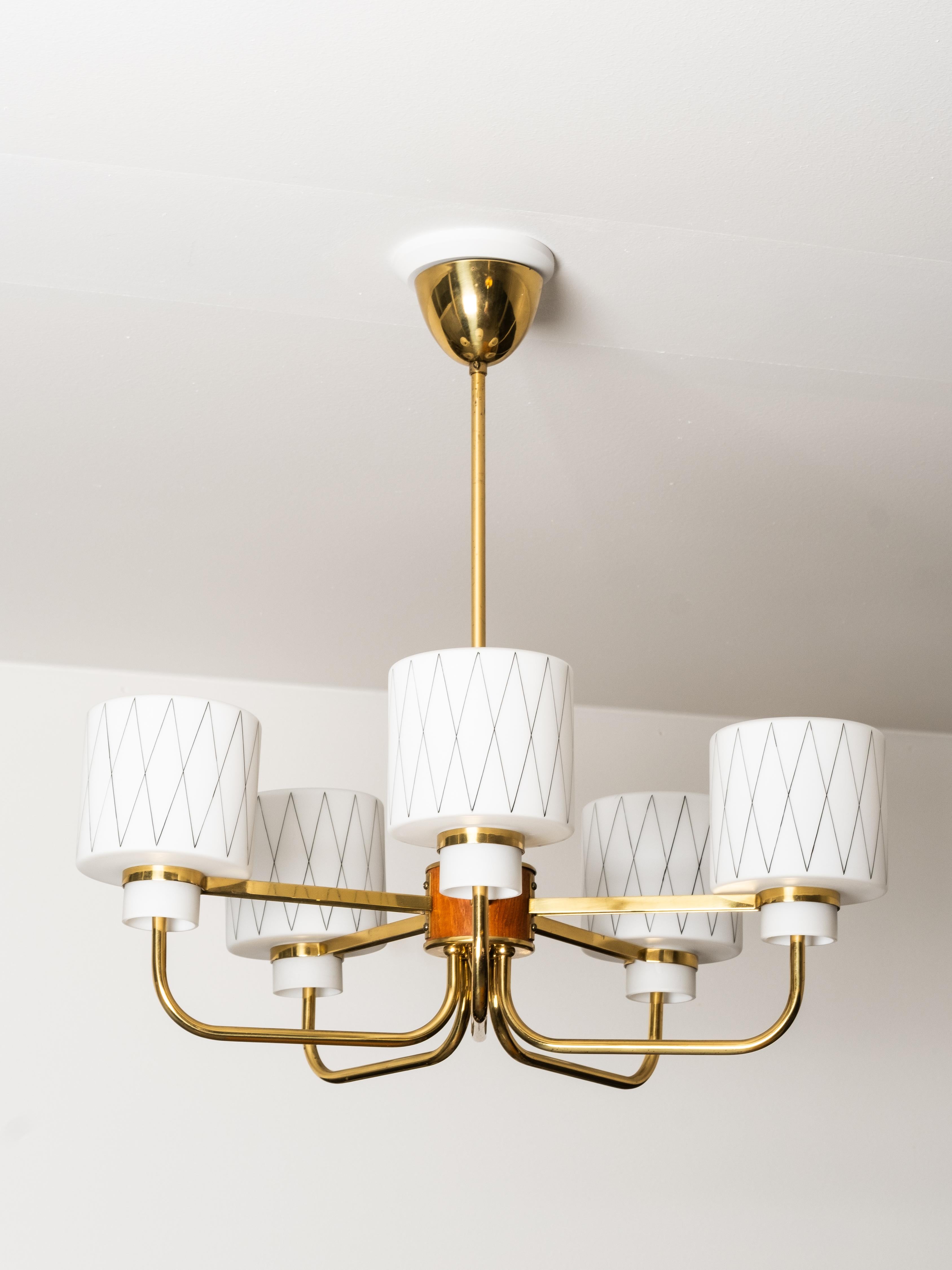 Lampadario in ottone, teak e vetro opalino con motivo a diamante, Finlandia, anni '50 in vendita 7