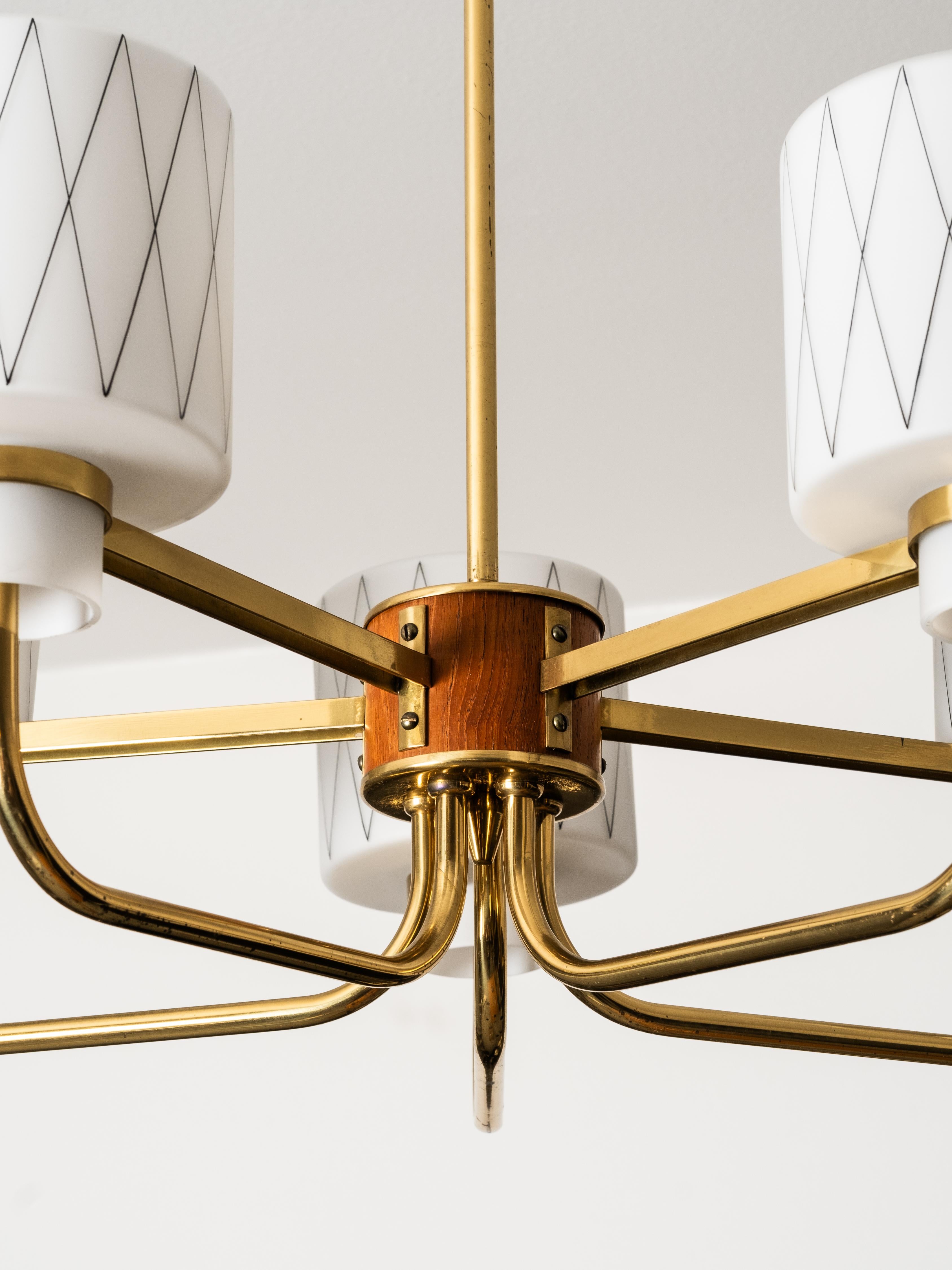 Lampadario in ottone, teak e vetro opalino con motivo a diamante, Finlandia, anni '50 in vendita 8