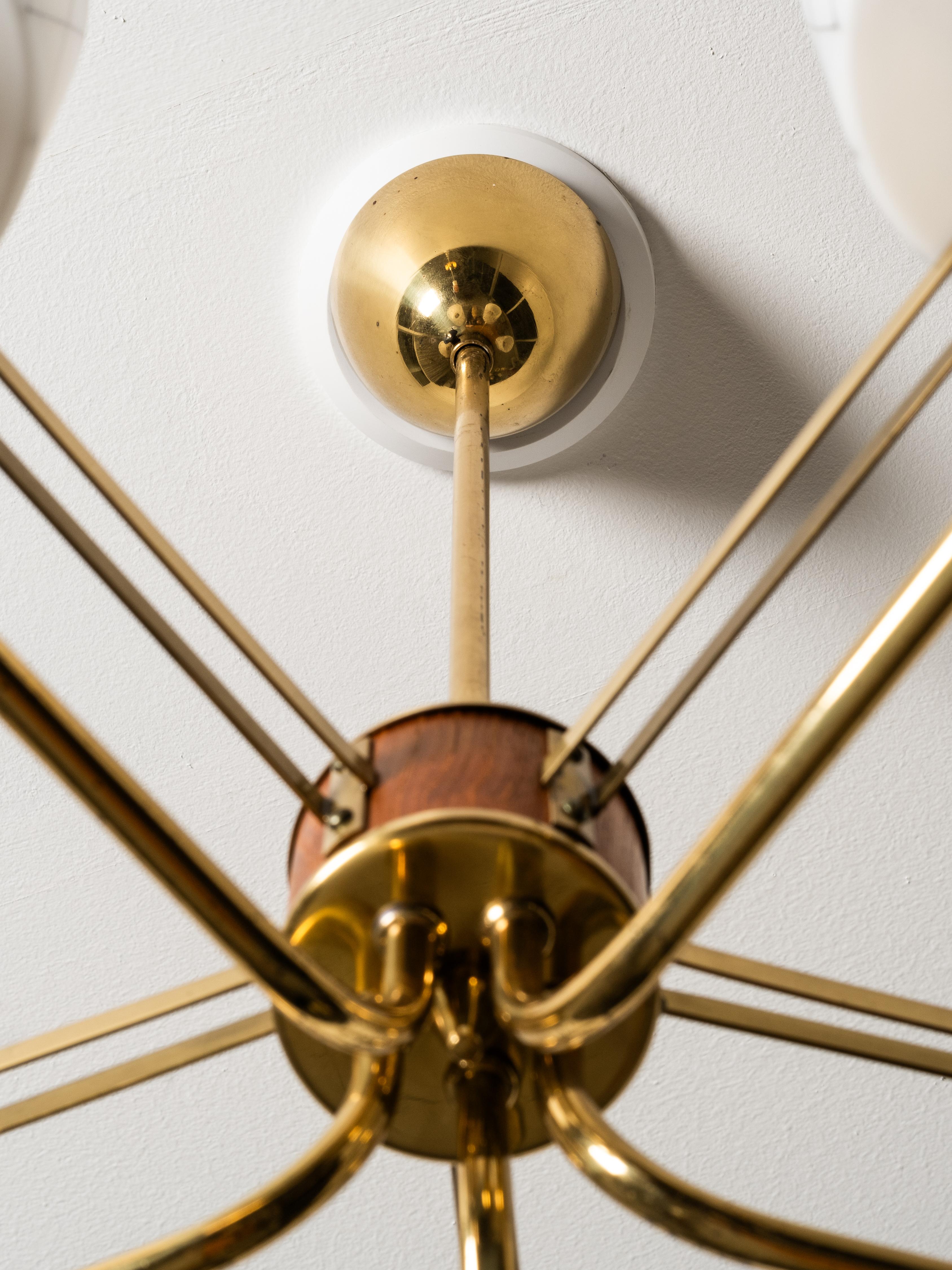 Lampadario in ottone, teak e vetro opalino con motivo a diamante, Finlandia, anni '50 in vendita 12