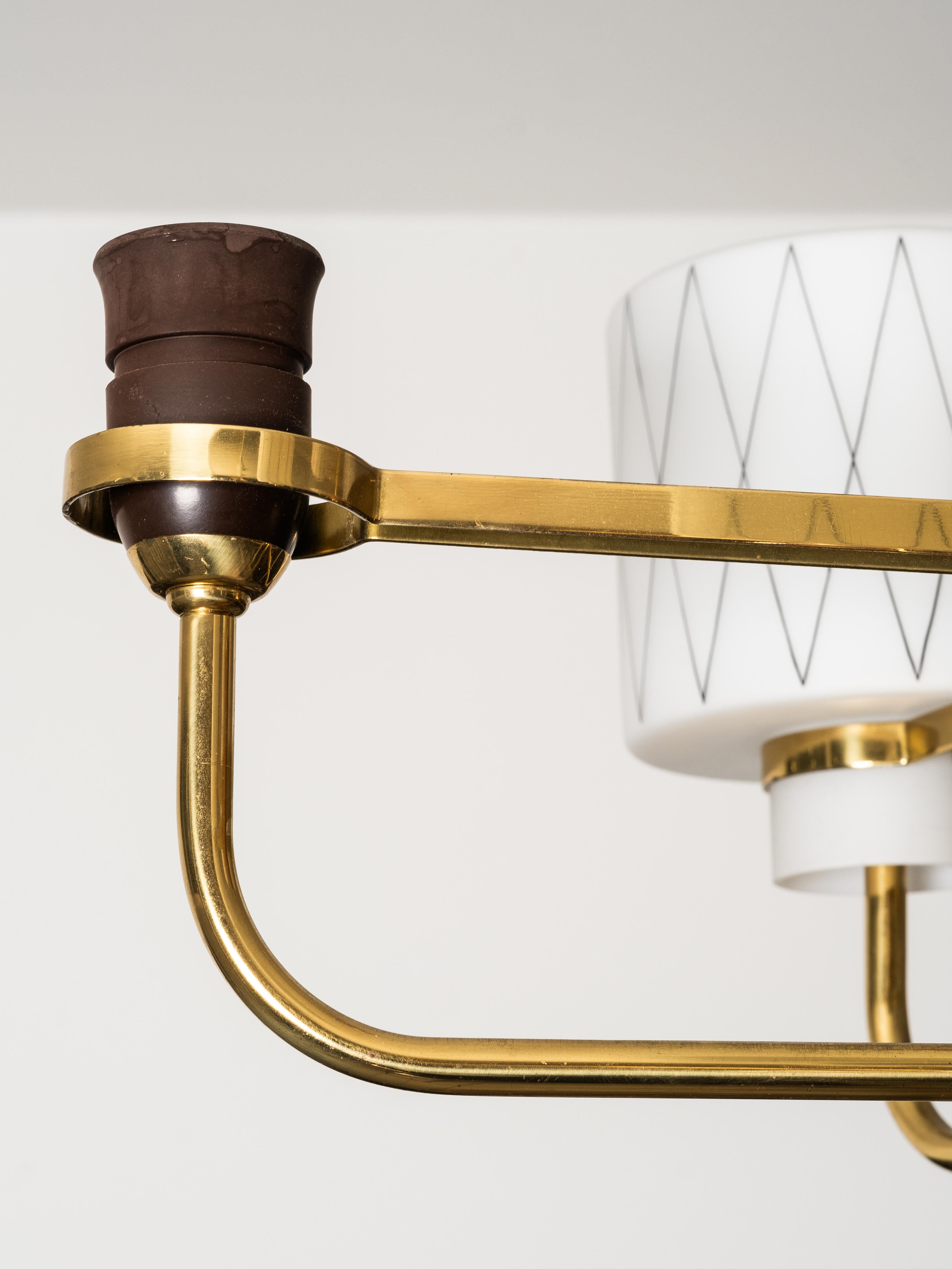 Lampadario in ottone, teak e vetro opalino con motivo a diamante, Finlandia, anni '50 in vendita 13
