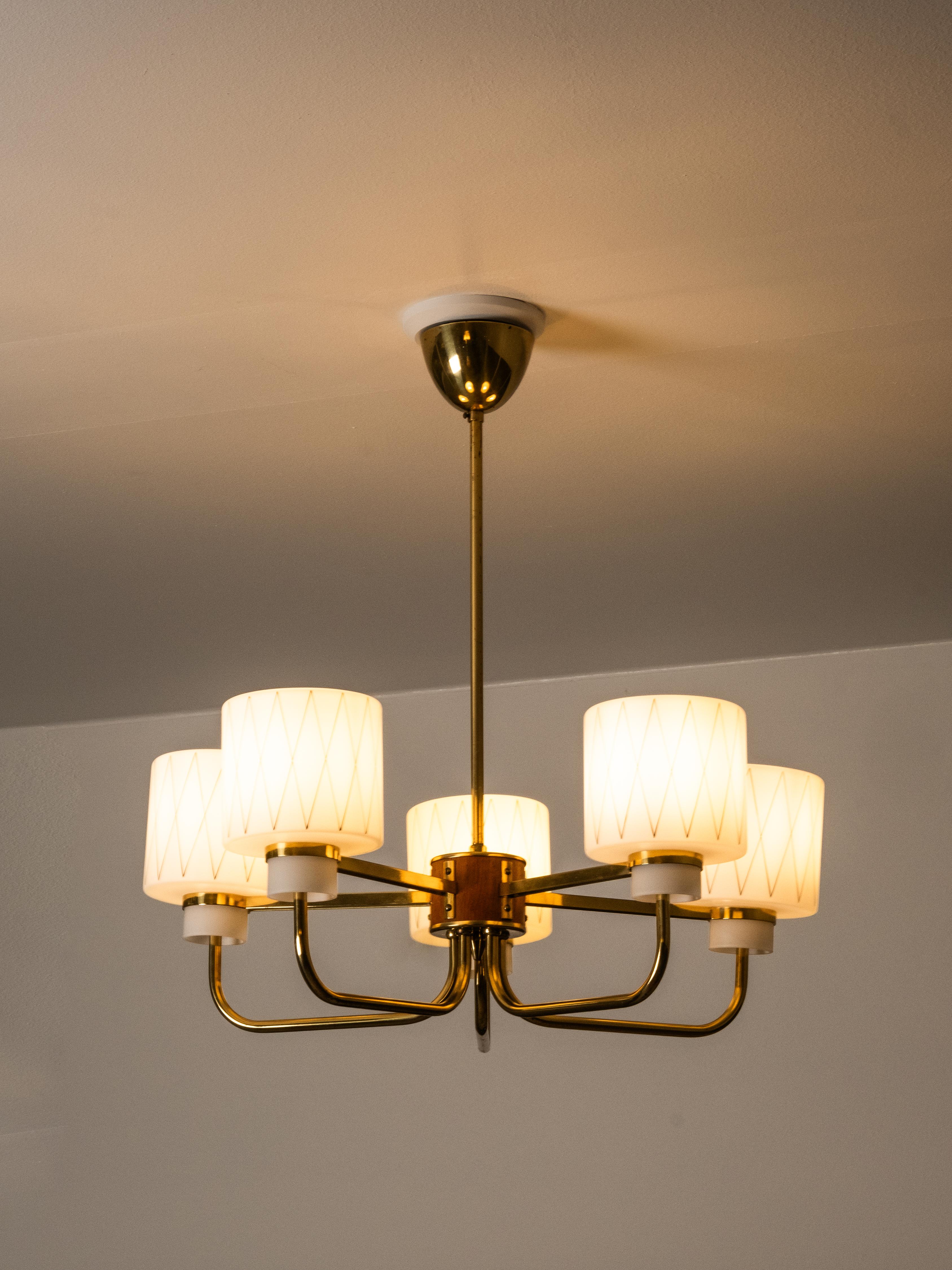 Scandinavo moderno Lampadario in ottone, teak e vetro opalino con motivo a diamante, Finlandia, anni '50 in vendita