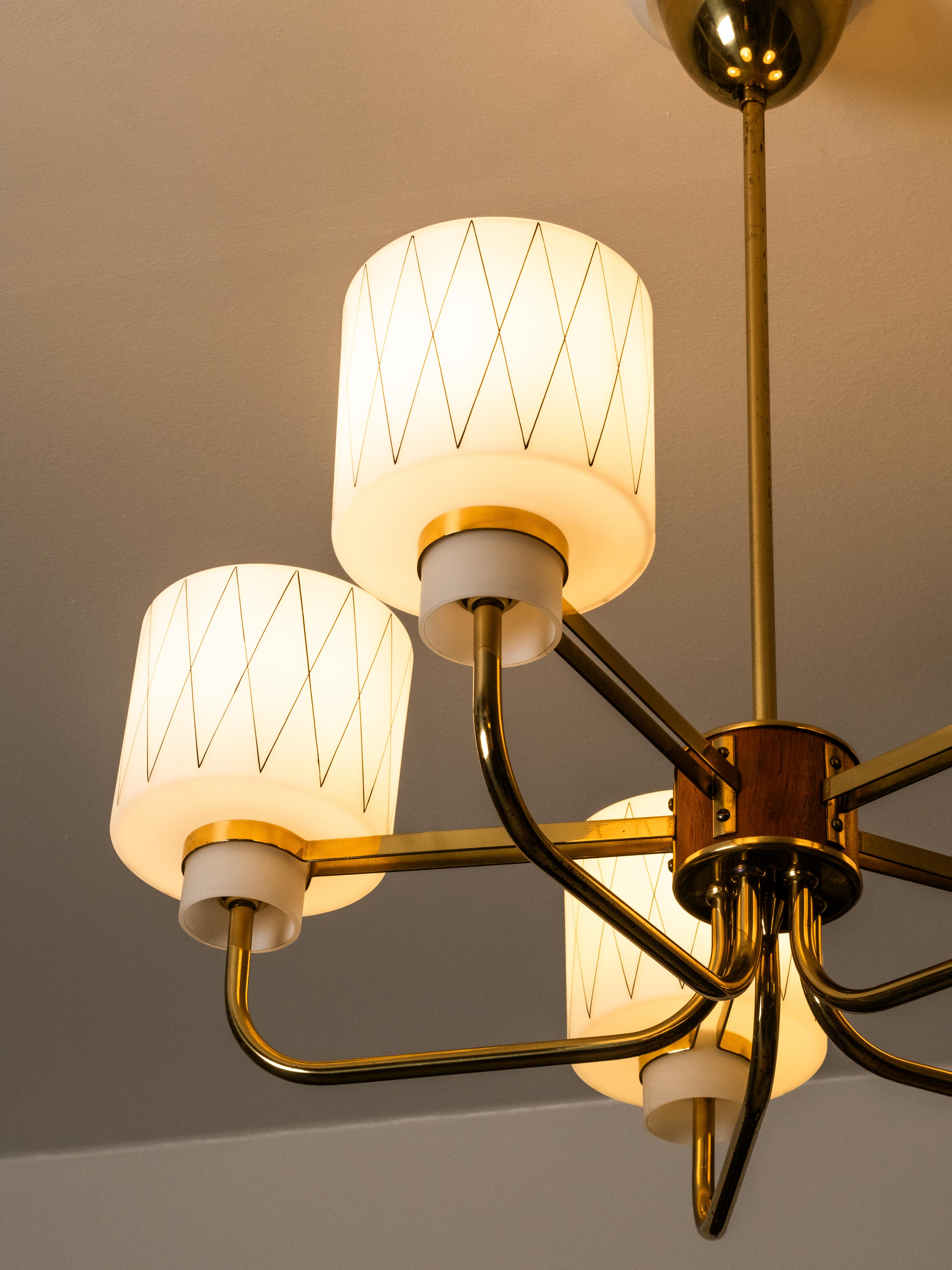 Finlandese Lampadario in ottone, teak e vetro opalino con motivo a diamante, Finlandia, anni '50 in vendita
