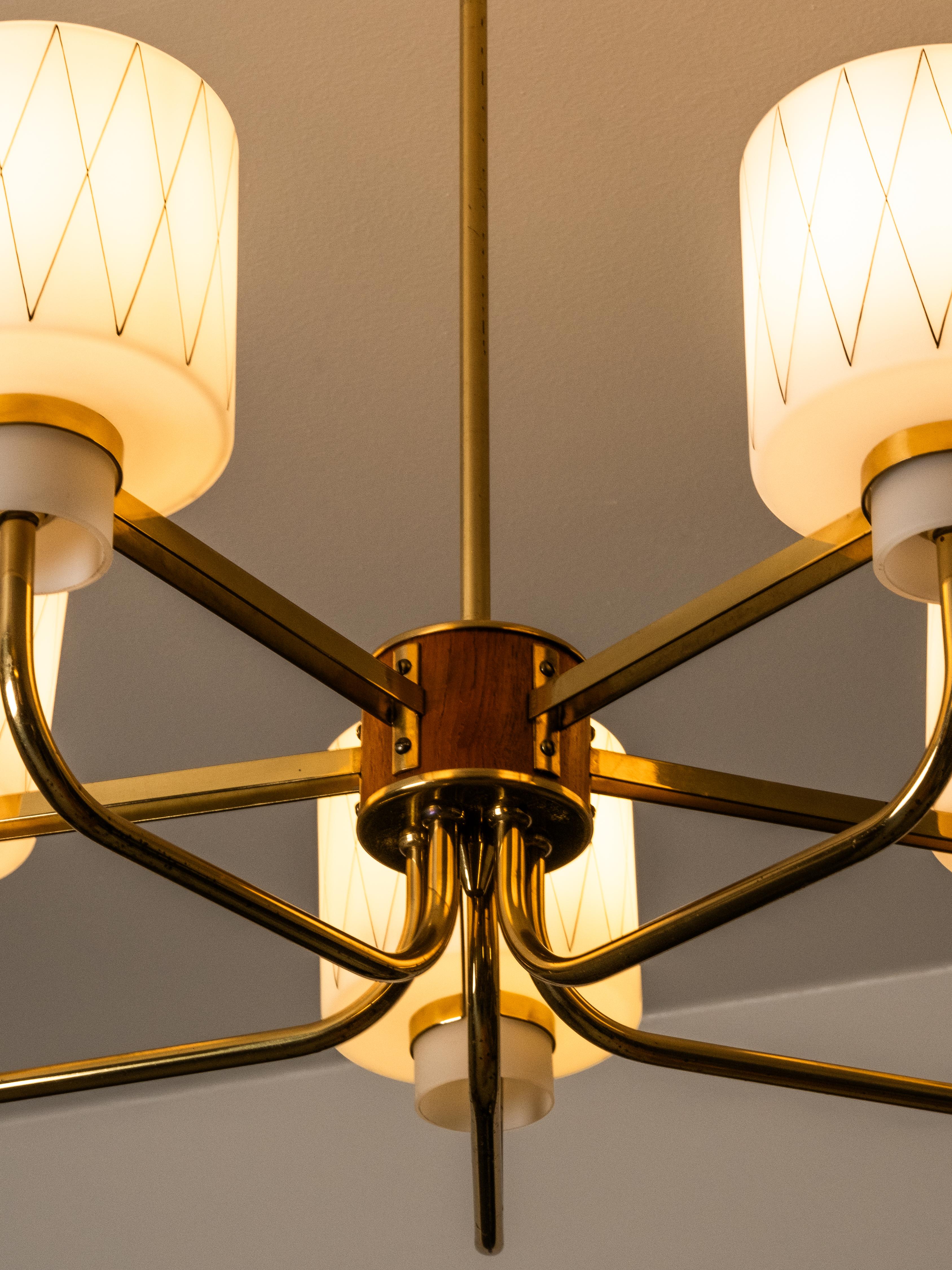 Lampadario in ottone, teak e vetro opalino con motivo a diamante, Finlandia, anni '50 In condizioni buone in vendita a Karis, Nyland