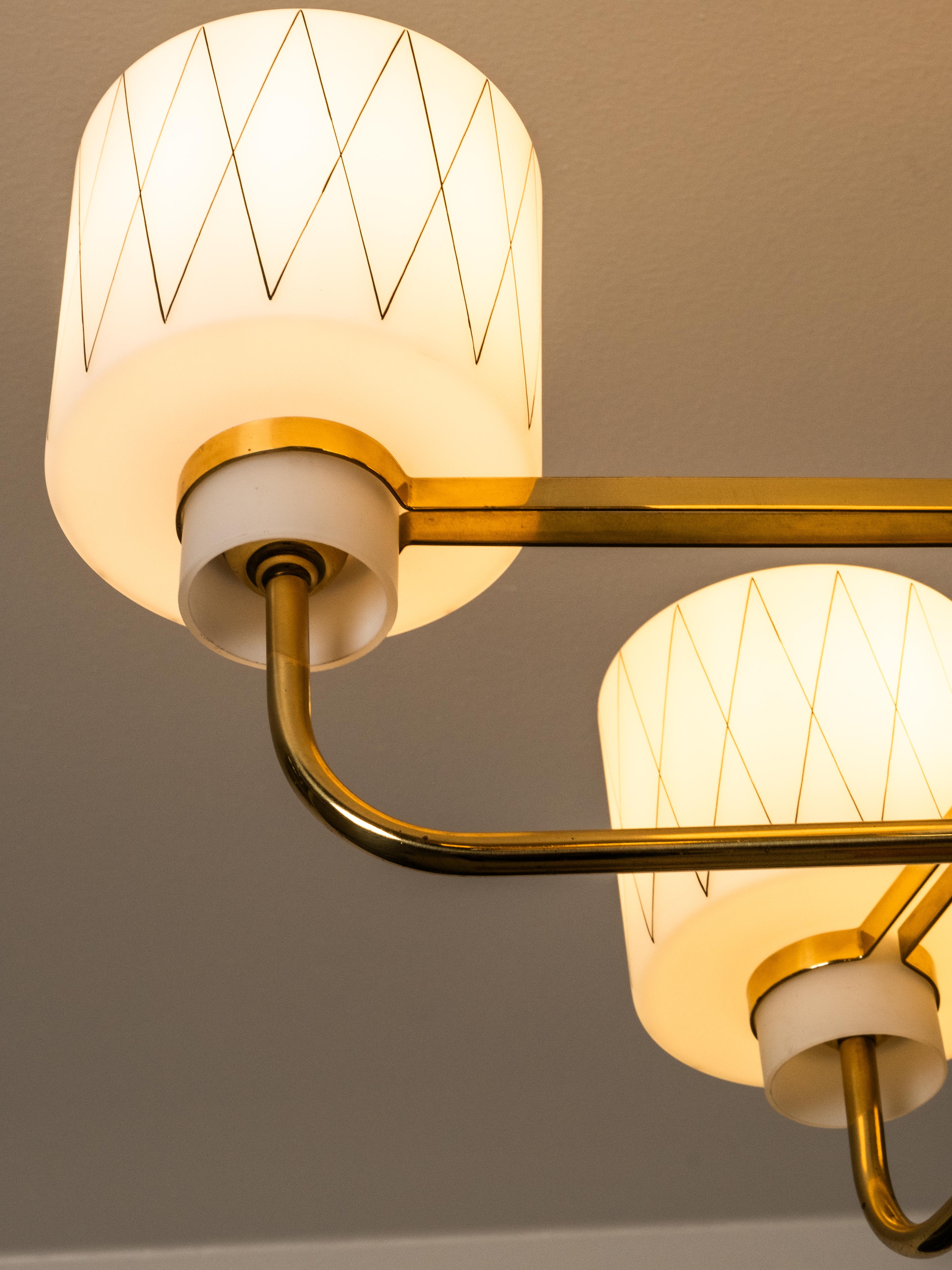 Metà XX secolo Lampadario in ottone, teak e vetro opalino con motivo a diamante, Finlandia, anni '50 in vendita