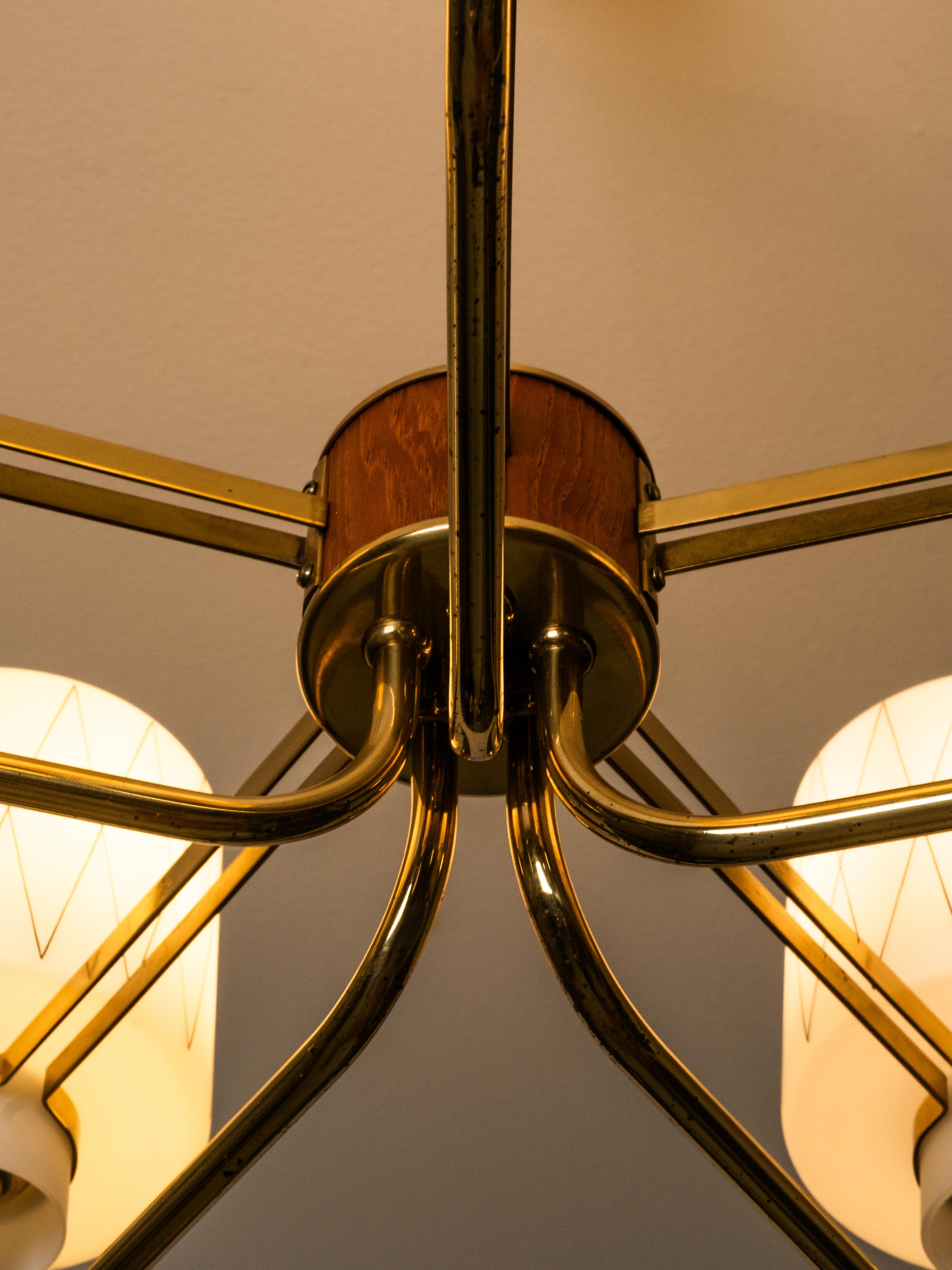 Ottone Lampadario in ottone, teak e vetro opalino con motivo a diamante, Finlandia, anni '50 in vendita