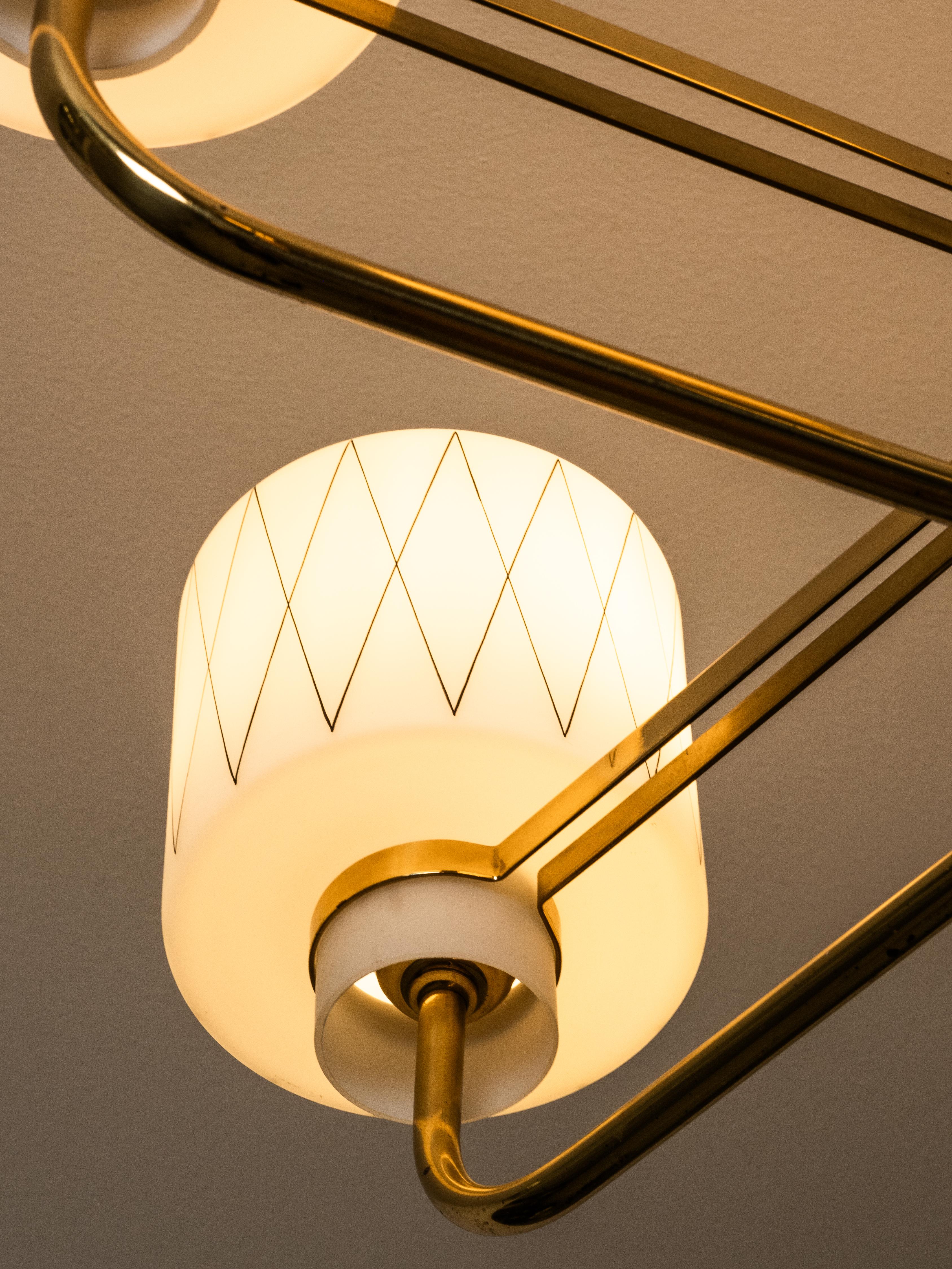 Lampadario in ottone, teak e vetro opalino con motivo a diamante, Finlandia, anni '50 in vendita 1