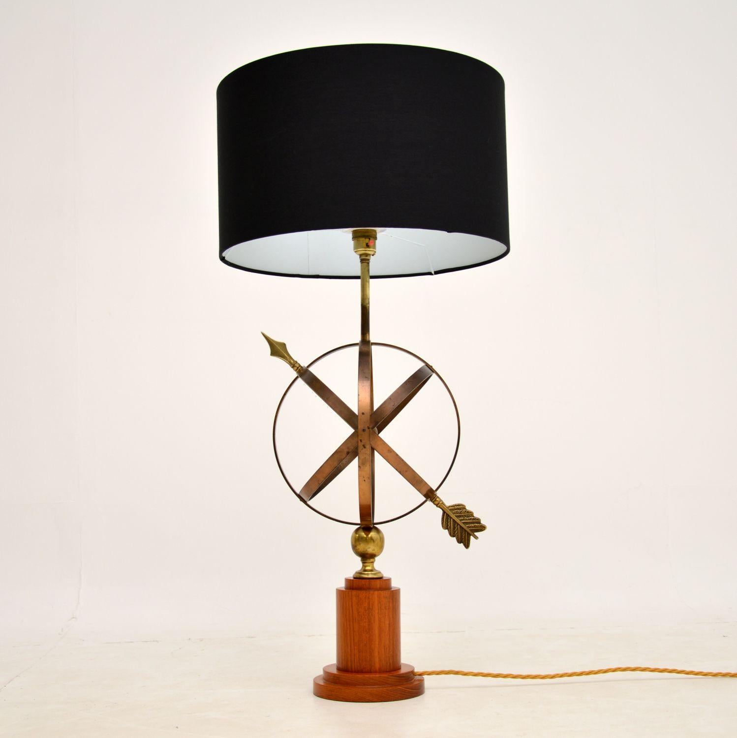 20ième siècle Lampe de table vintage à sphère armillaire en laiton et teck en vente