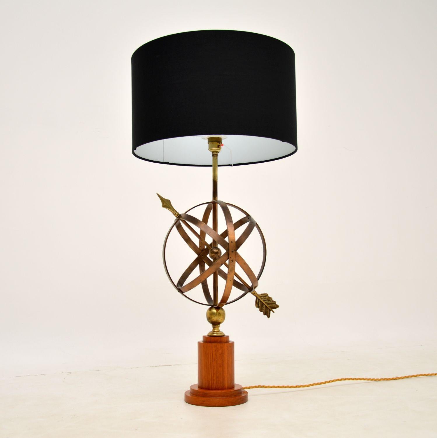 Mid-Century Modern Lampe de table vintage à sphère armillaire en laiton et teck en vente