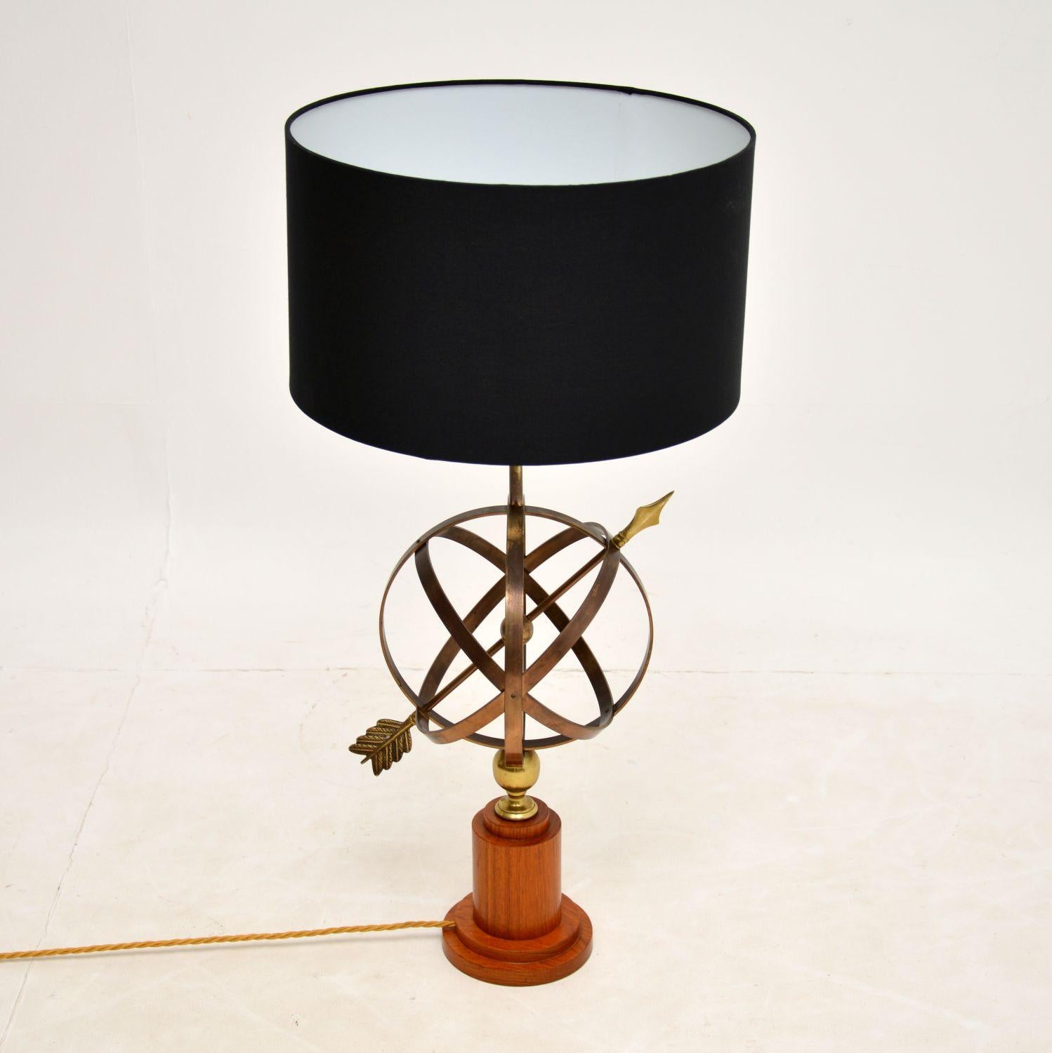 Britannique Lampe de table vintage à sphère armillaire en laiton et teck en vente