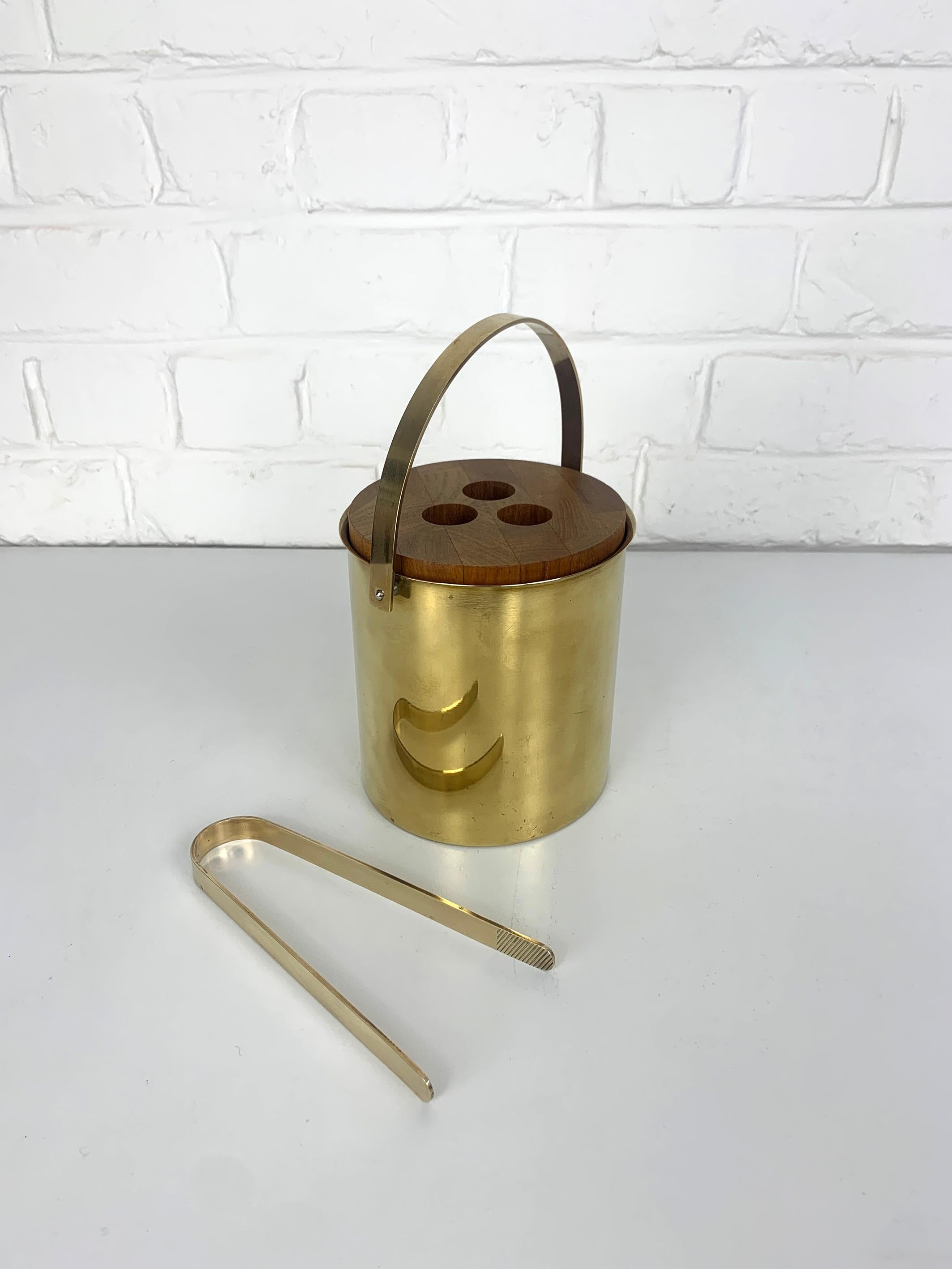 Brass / Teak Ice Bucket & Ice Tong by Arne Jacobsen for Stelton, Brassware 1960s For Sale 5