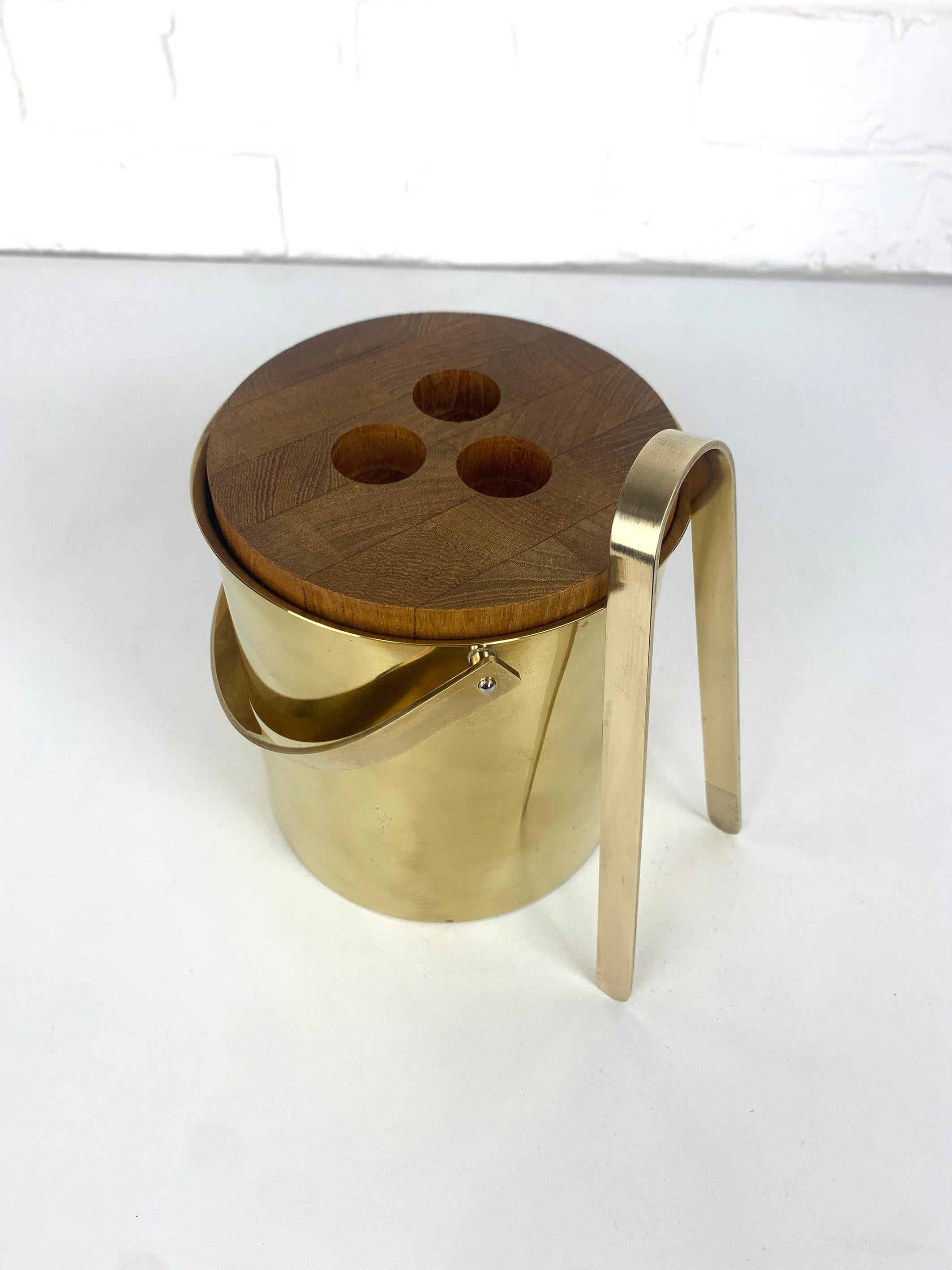 Eiskübel und Eiszange aus Messing / Teakholz von Arne Jacobsen für Stelton, Messingwaren 1960er Jahre (Skandinavische Moderne) im Angebot