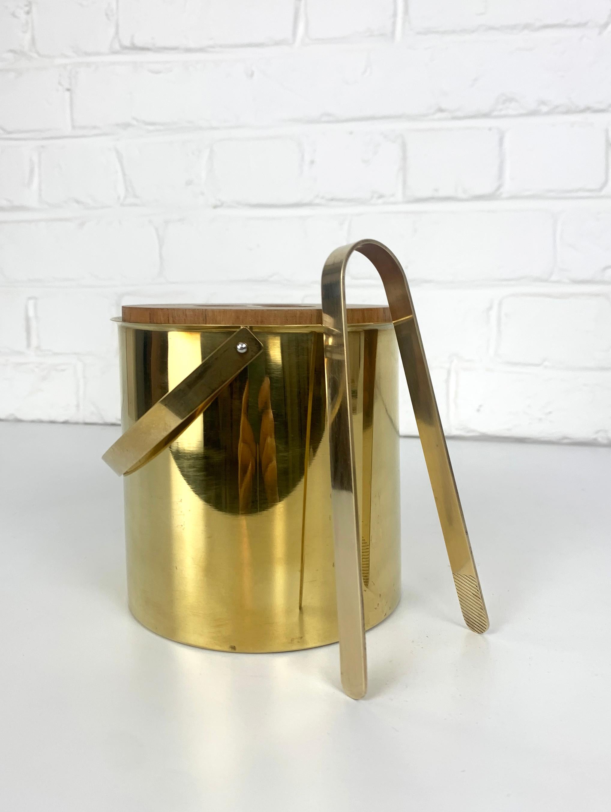 Danish Brass / Teak Ice Bucket & Ice Tong by Arne Jacobsen for Stelton, Brassware 1960s For Sale