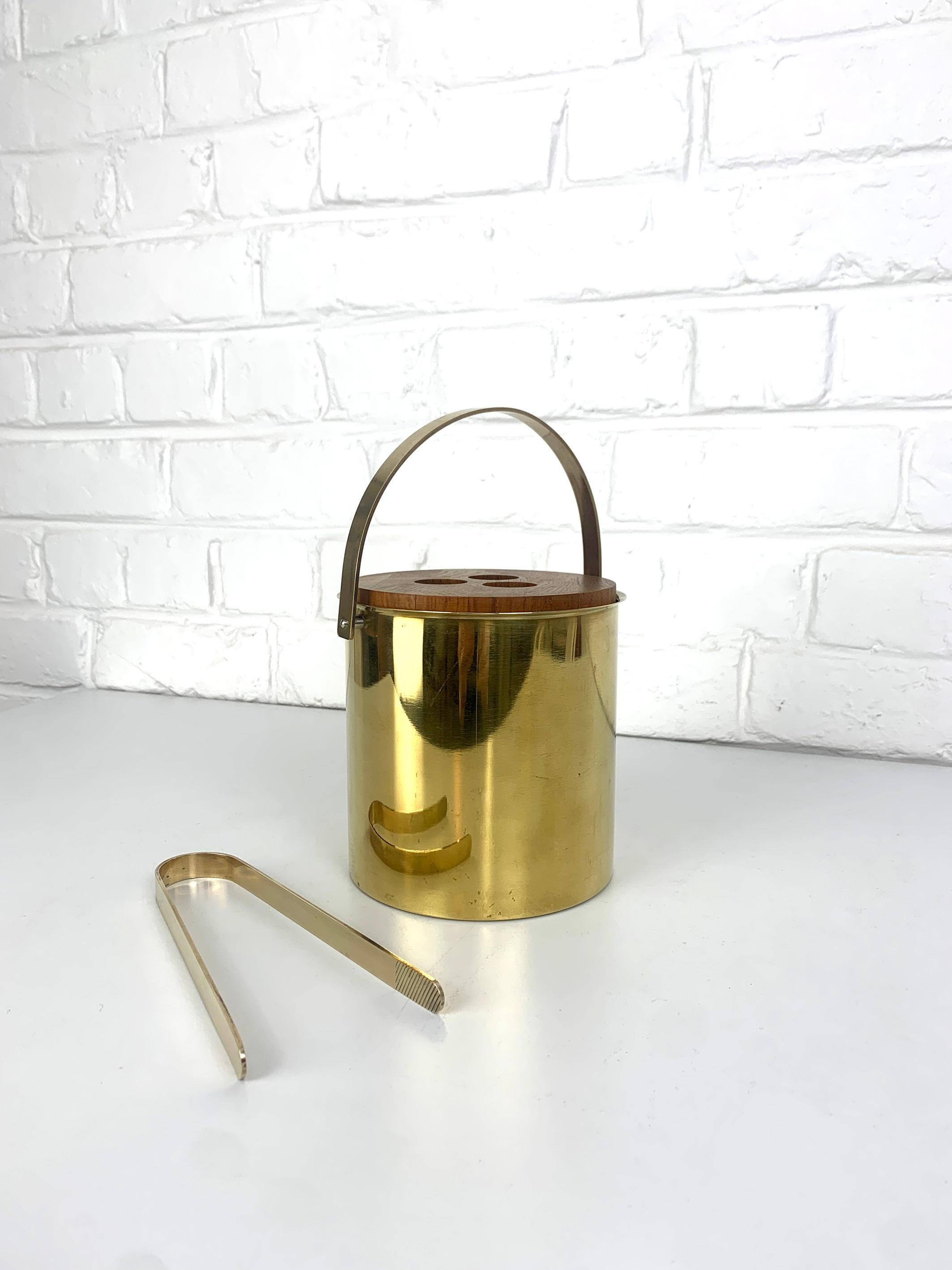 Brass / Teak Ice Bucket & Ice Tong by Arne Jacobsen for Stelton, Brassware 1960s In Good Condition For Sale In Vorst, BE