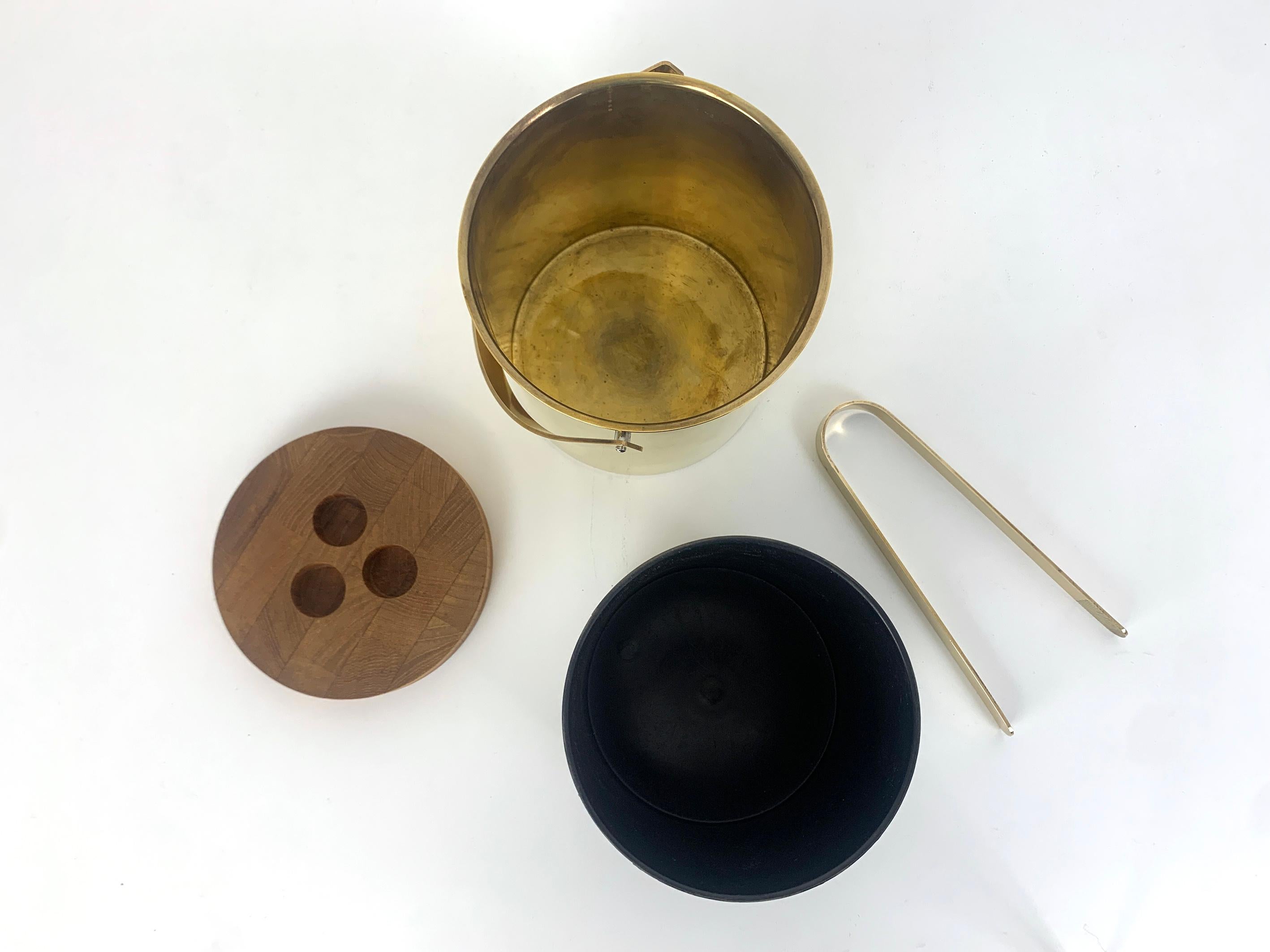 Brass / Teak Ice Bucket & Ice Tong by Arne Jacobsen for Stelton, Brassware 1960s For Sale 3