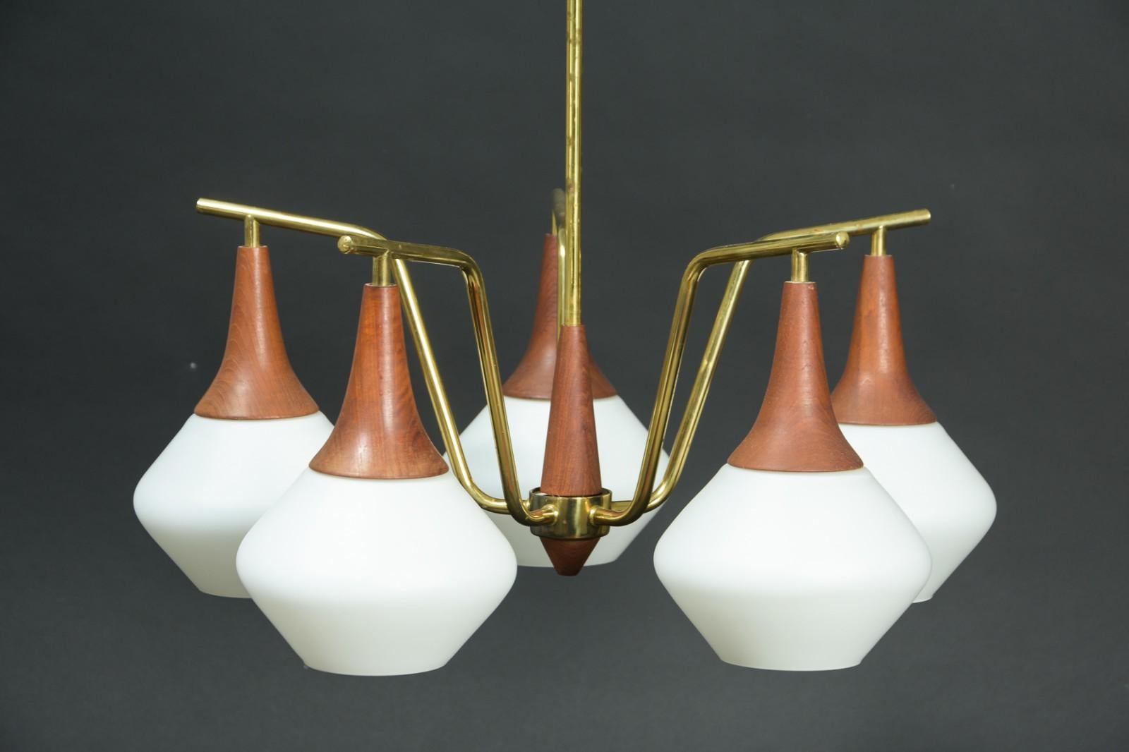 chandelier with 5 arms and teardrop-shaped shades of matt glass, patinated brass / teak. Manufactured in the 1950s in Denmark, Measures: H. 68 cm, Ø 53 cm.