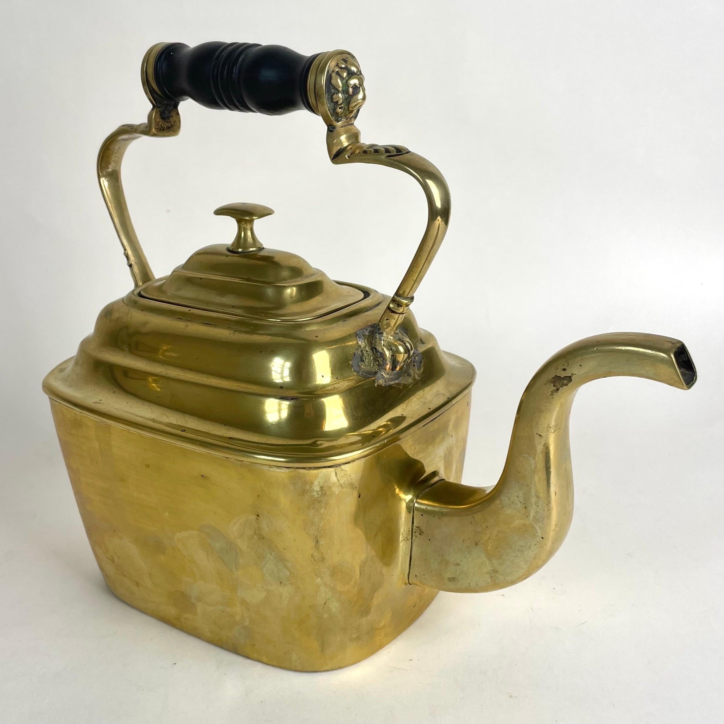 Une magnifique théière en laiton avec  poignée en bois. Angleterre de la Régence des années 1820, pendant la régence du prince de Galles à la suite de la maladie mentale de son père, puis pendant le règne du prince susmentionné sous le nom de George
