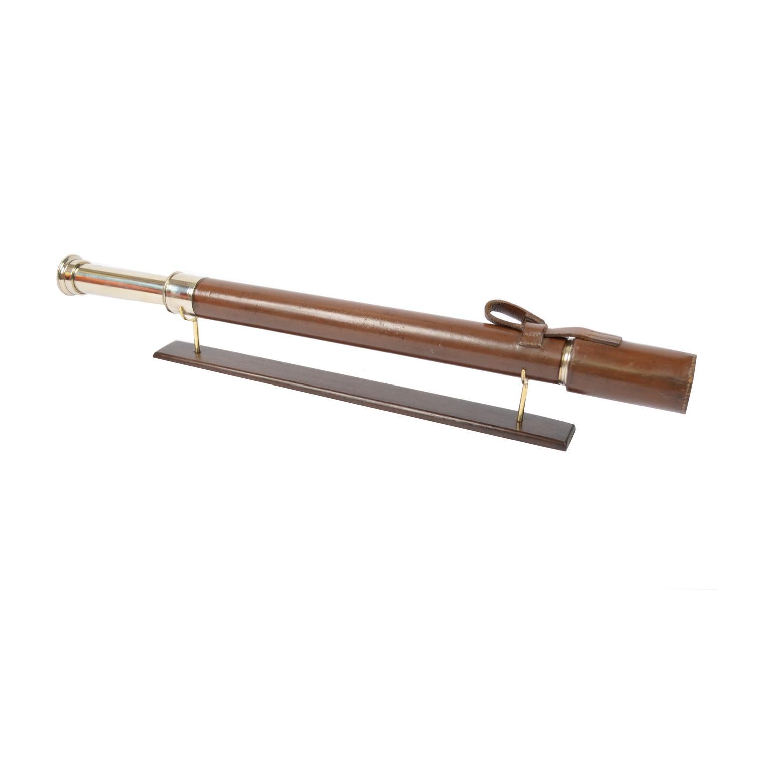 Brass telescope covered with leather, one extension, signed Hezzanith Heath & Co London SE9 2980, from the 1940s. Sun visor extension with leather cap, dust cap. Minimum length 46.5 cm, maximum 64, focal diameter 3.5 cm. Very good condition. With