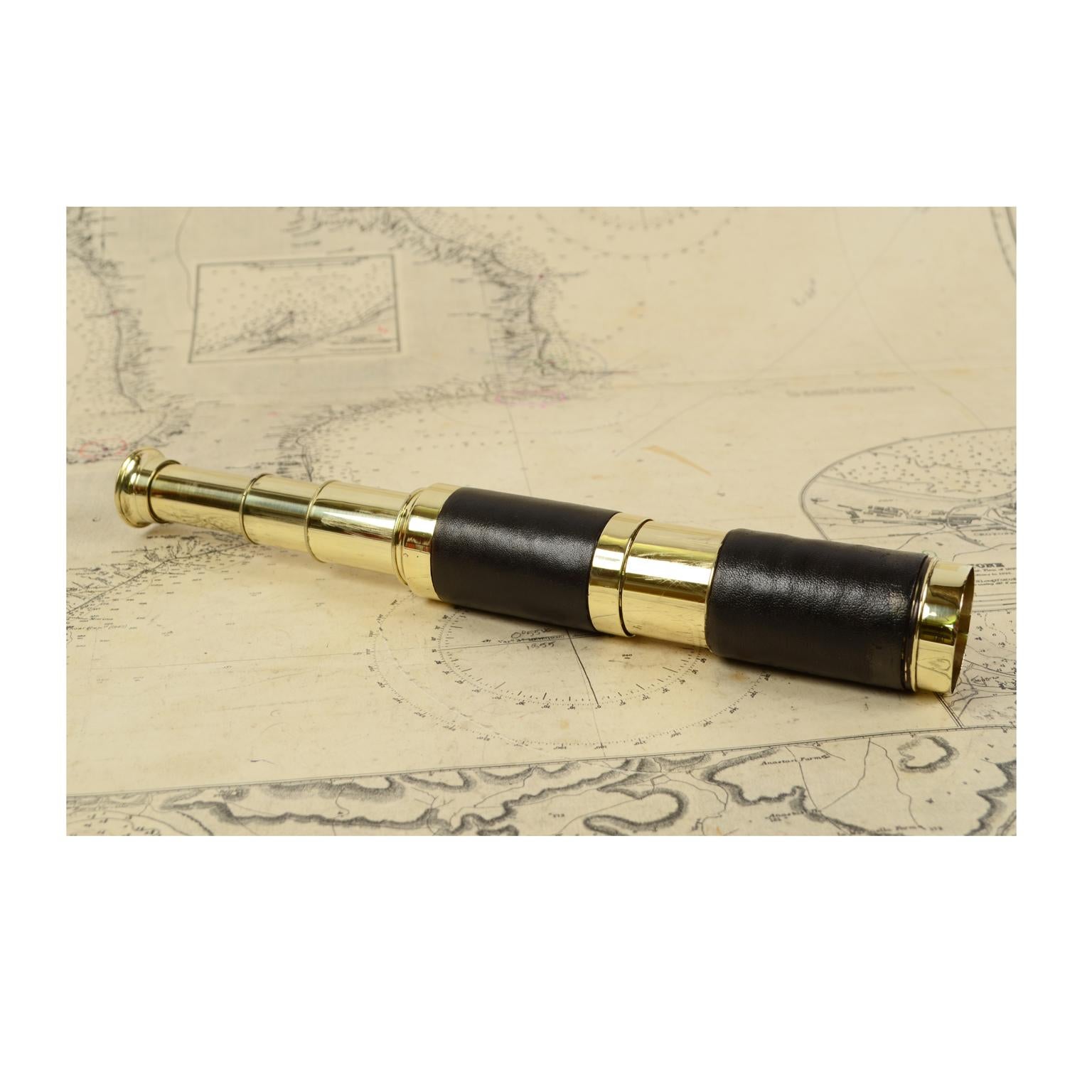 Brass telescope with leather-covered handle and three-extension focusing. Maximum length 51 cm, minimum length 17 cm, focal diameter 3 cm. Complete with sunshade extension and dust flap. French manufacture of the second half of the 19th century. In