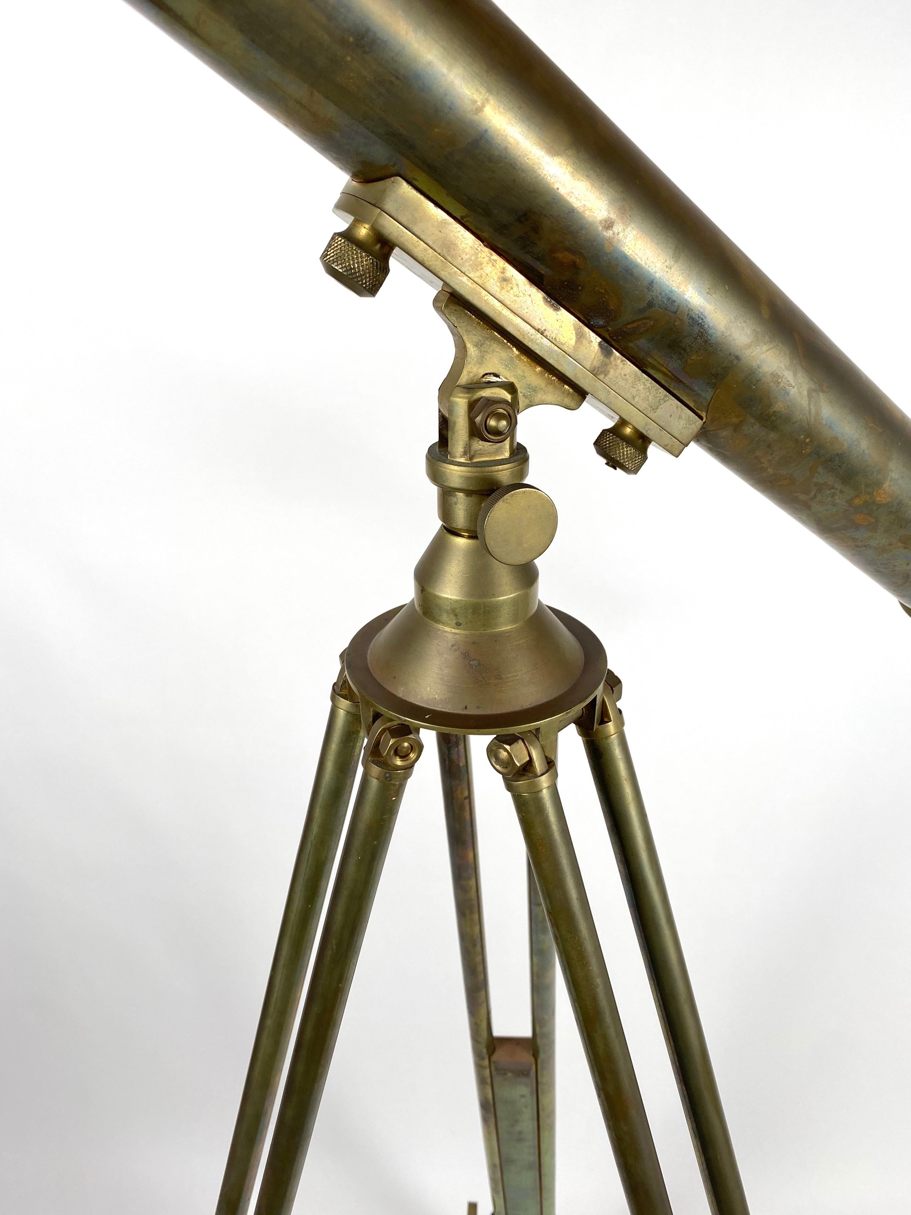 Brass telescope on tripod

Measures: 54