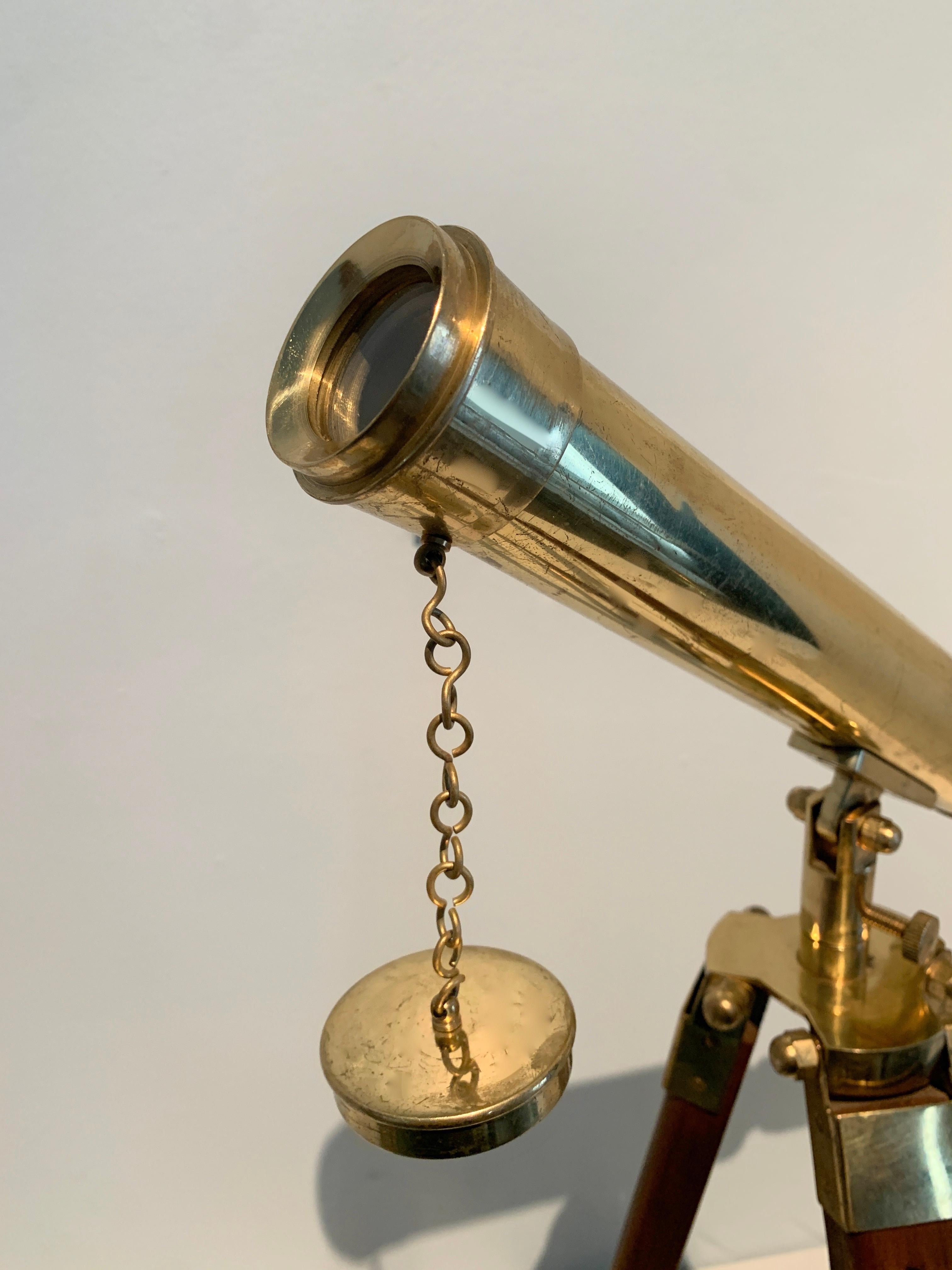 Brass Telescope on Wooden and Brass Adjustable Tripod In Good Condition In Los Angeles, CA