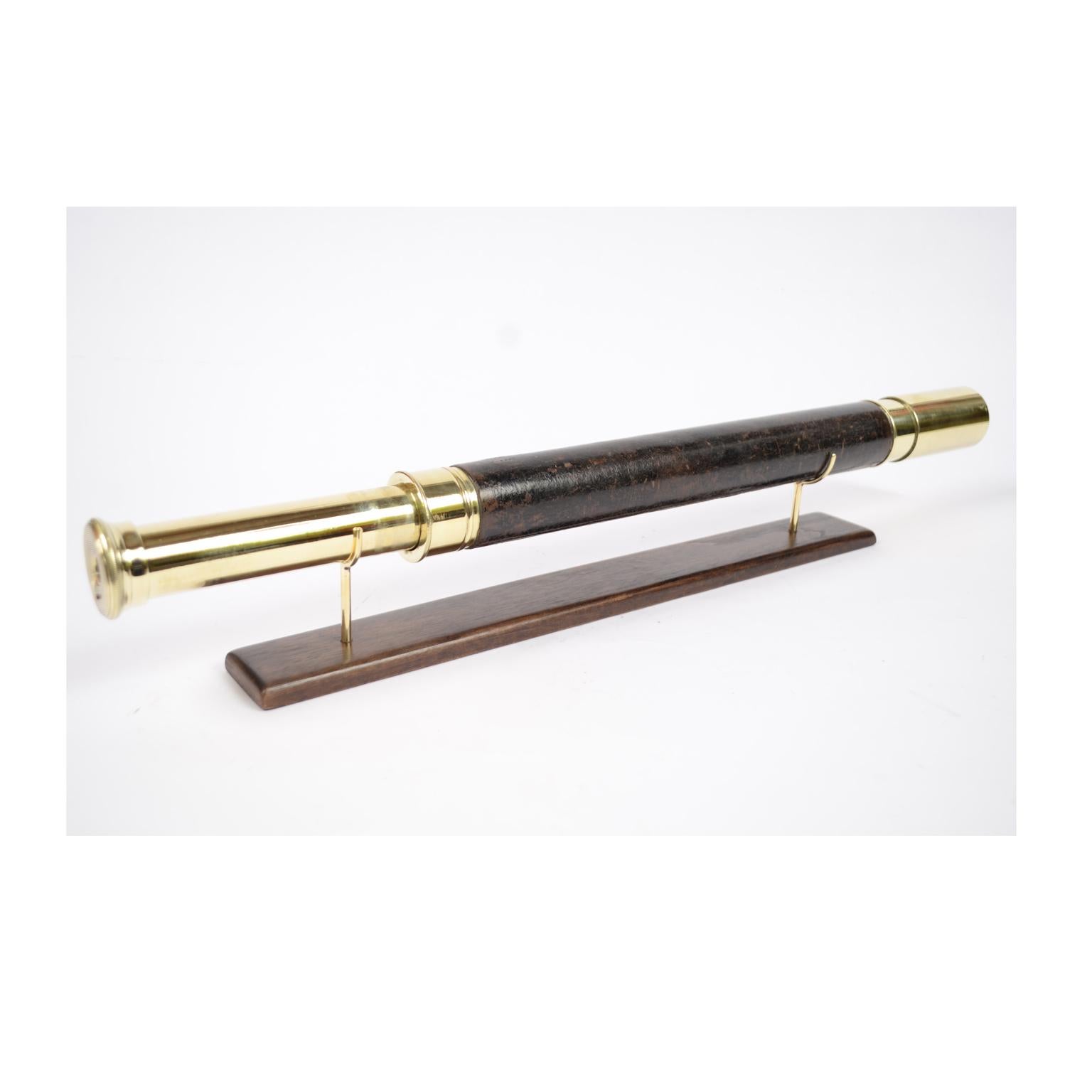 Brass telescope with leather-covered handle, signed H. Hughes & Son Ltd London focusing with one extension of the early 1900s. Measures: Maximum length 64 cm, minimum 44 cm, focal diameter 4 cm. Excellent condition fully and functional, complete
