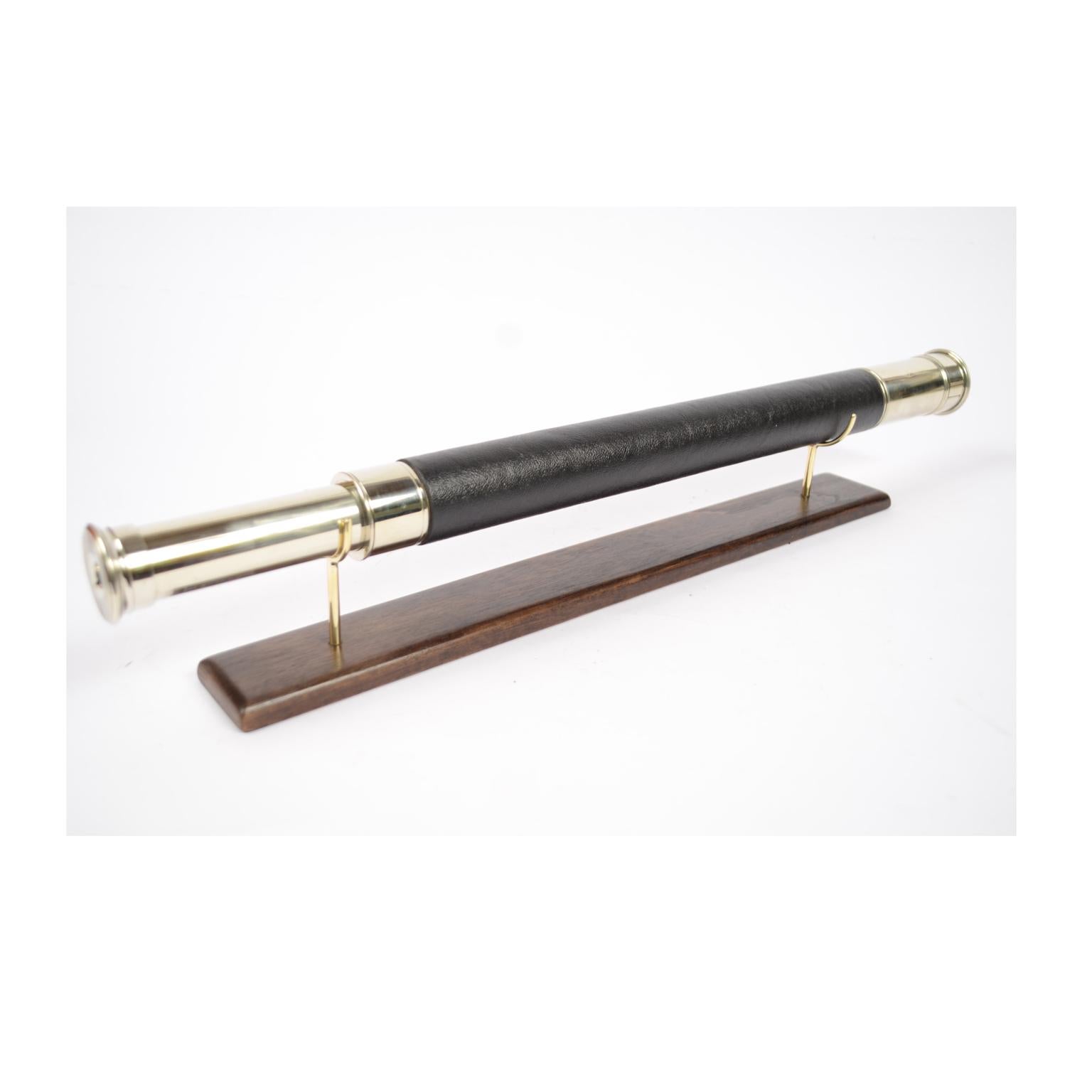 Brass telescope with leather-covered handle, signed Ross London of the second half of the 19th century; the parasol extension is engraved with the name of the owner Walter Path, focusing with one extension, complete with a dust-proof tongue and a
