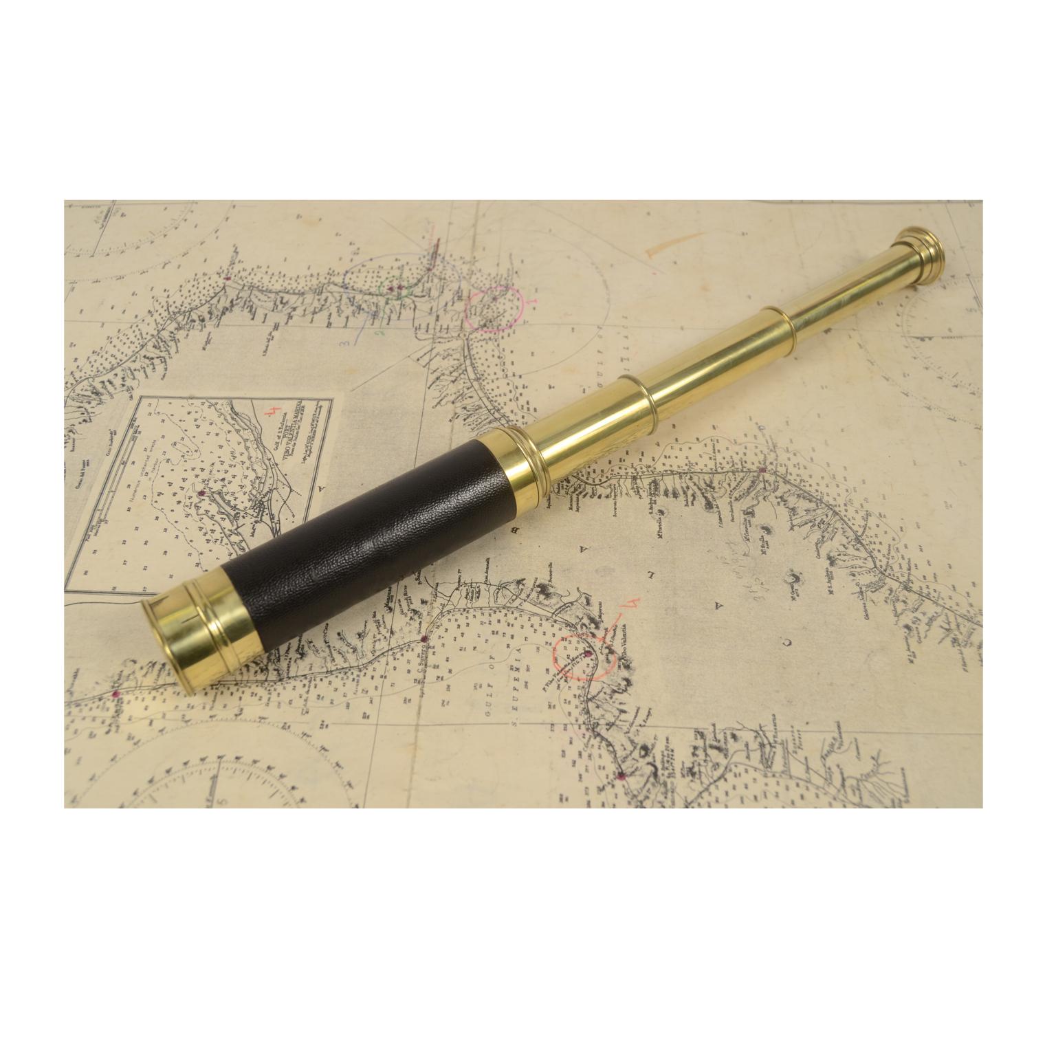 Brass telescope with leather-covered handle French manufacture of the second half of the 19th century.
Focusing with three extensions, complete with tab and no-dust cap. Maximum length 42 cm, minimum 16.5 cm, focal diameter 3 cm.
In excellent