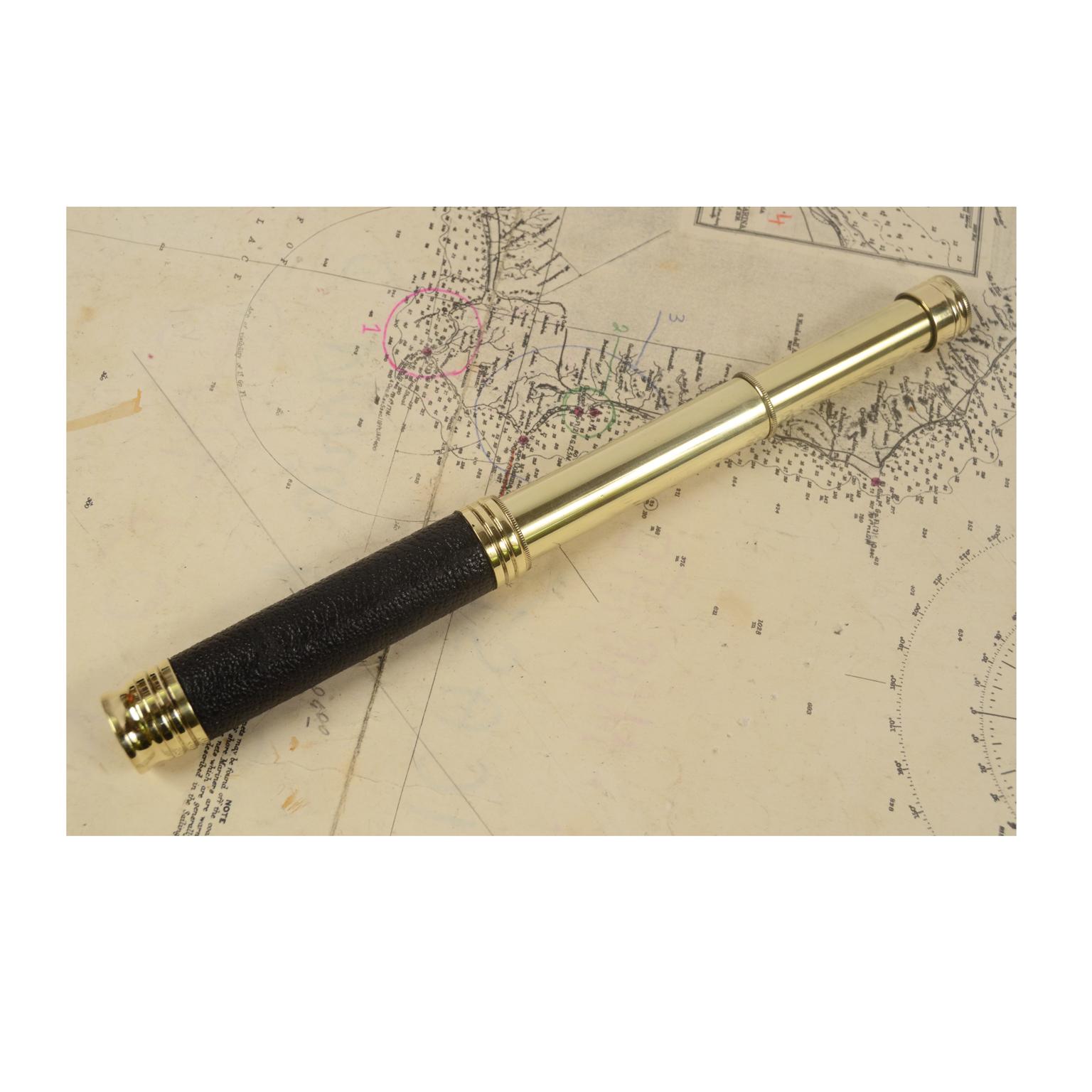 Small telescope with excellent performance of brass and leather signed AN, English manufacture of the late 19th century. Two-extension focus. Maximum length 25.5 cm, minimum 12.3 cm, focal diameter 2 cm. Excellent condition, fully functional,