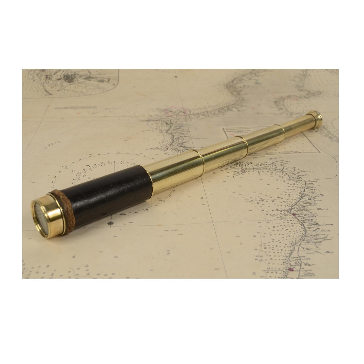 Brass telescope with leather-covered handle from the second half of the 19th century. Four-extension focus. Maximum length 39 cm - 15.35 inches, minimum 12 cm - 4.72 inches, focal diameter 3 cm - 1.18 inches. Excellent condition, fully functional,