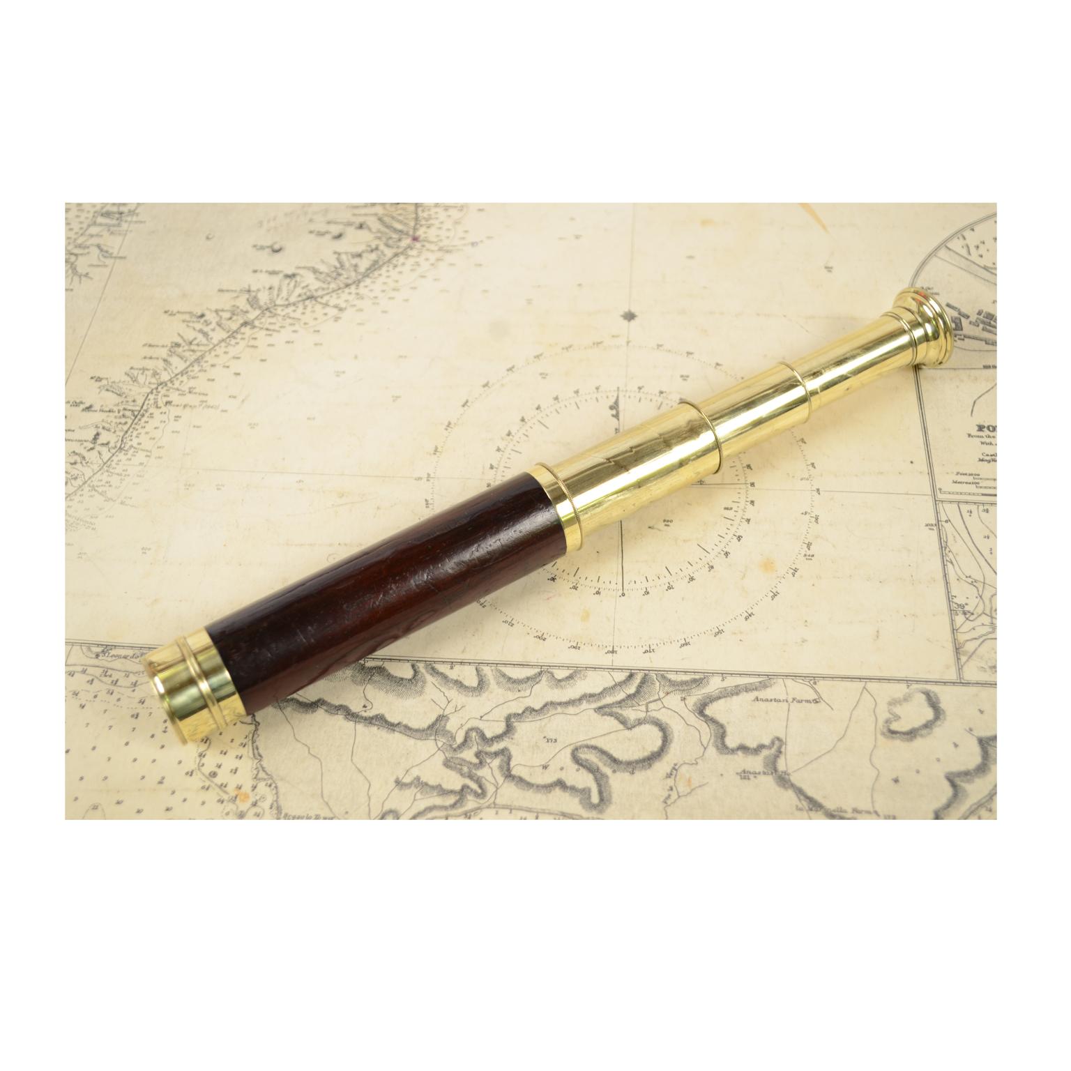 Brass telescope with mahogany handle, three extensions, mid-19th century English manufacture. Very good condition, maximum length 39 cm, minimum 15, focal diameter 2.5 cm. Complete with wooden and brass base.
  