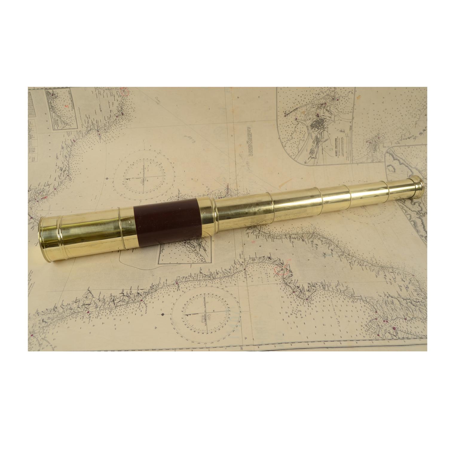 Large brass telescope with mahogany wood handle signed A. Fries optical Genova, from the second half of the 19th century. Focus with extensions. Maximum length 131.5 cm - 51.77 inches, minimum 30 cm - 11.8 inches, focal diameter 6.5 cm - 2-55