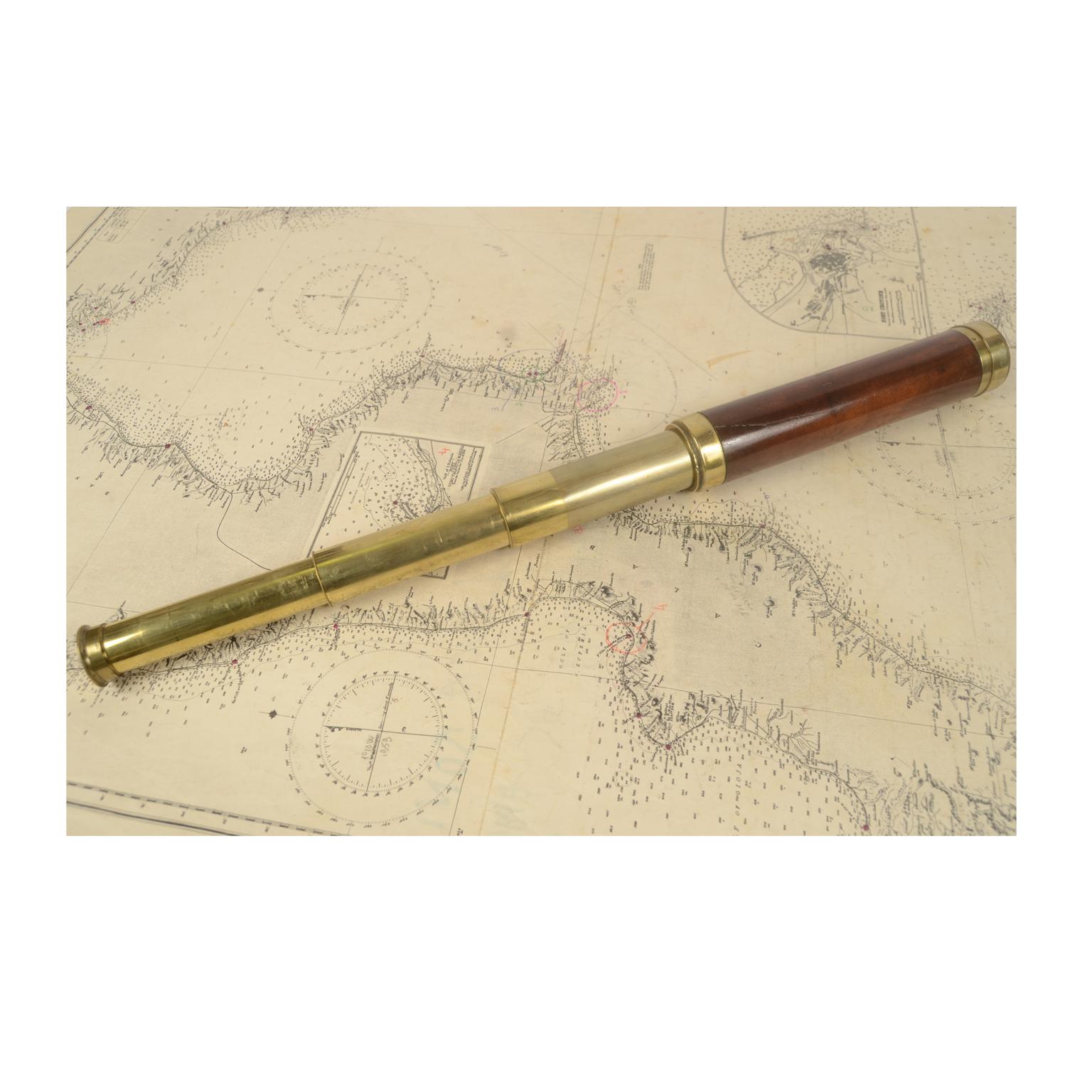 Brass telescope with mahogany handle, English manufacture, early 19th century.
Focus with three extensions. Maximum length 72.5 cm, minimum 23.5 cm, focal diameter 4.5 cm.
Good condition, small crack on the wood of the handle, fully functional