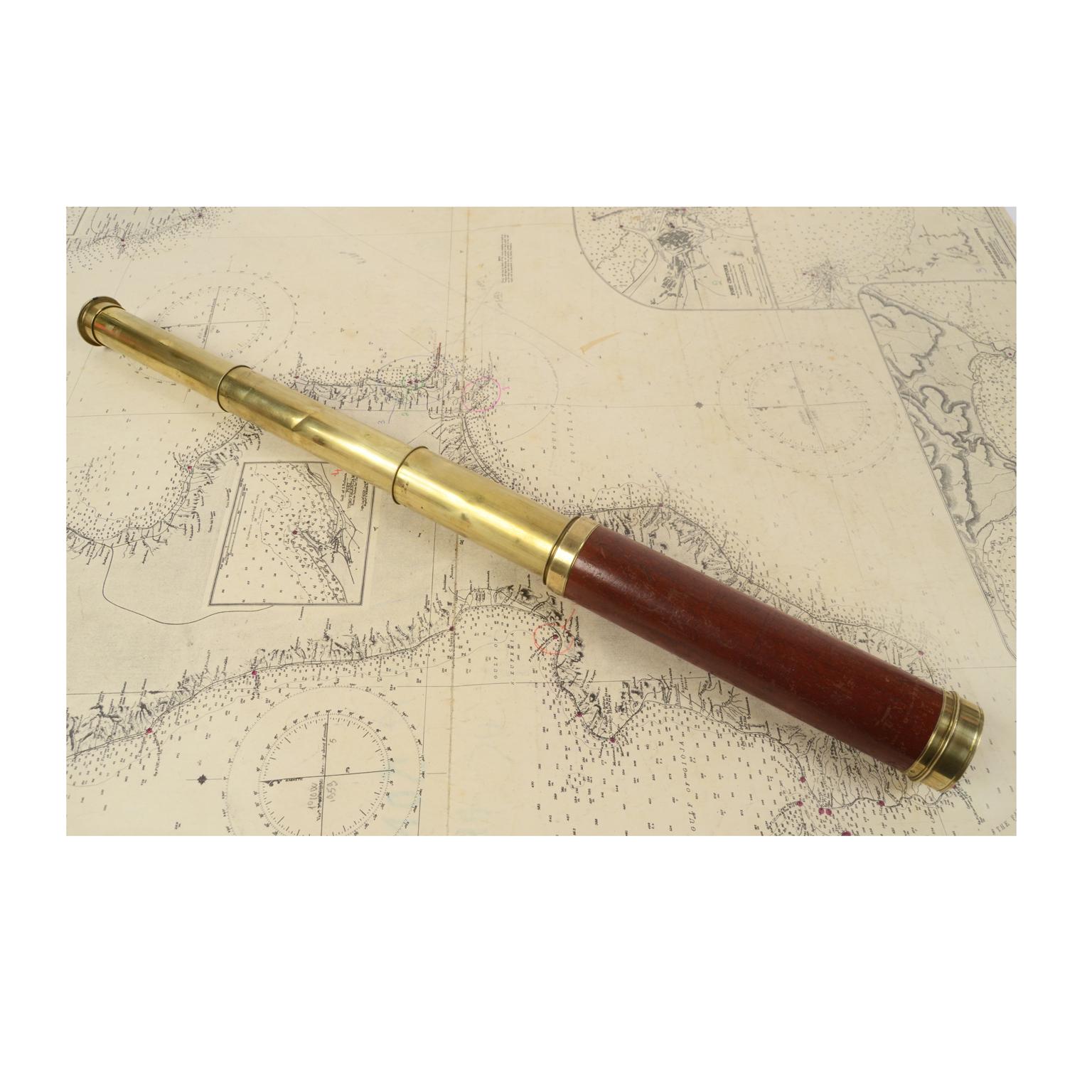 Brass telescope with mahogany handle from the early 19th century signed Gilbert & C. London, a company active between 1806 and 1819 specialized in optical instruments and microscopes. The telescope is engraved with the words Best Improvid. Focusing