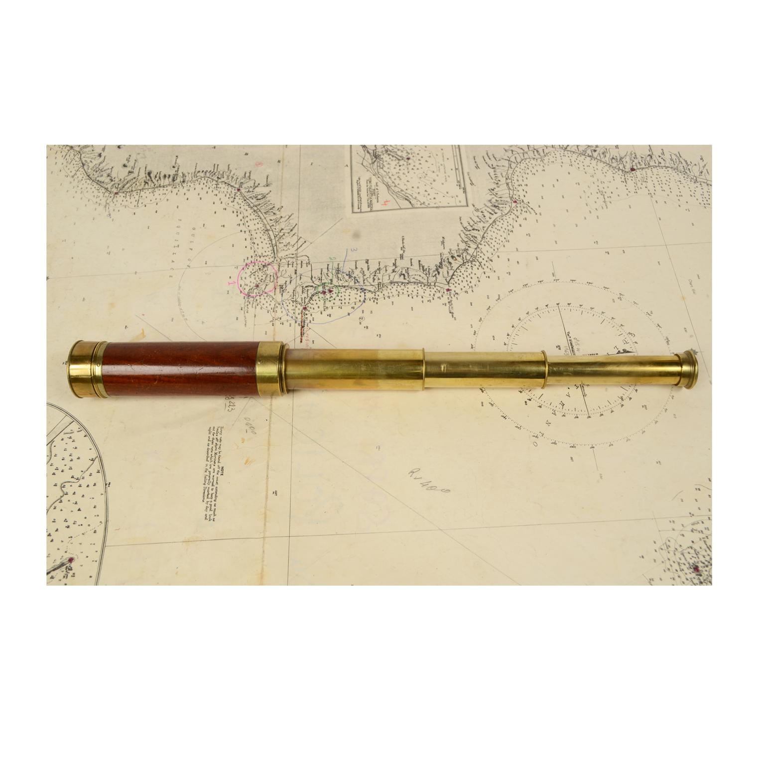 Telescope made of brass with handle covered with mahogany wood signed Cox London made in the first half of the 19th century, three-length focusing, complete with sunshade cap and dust flap. In excellent condition and in perfect working order.