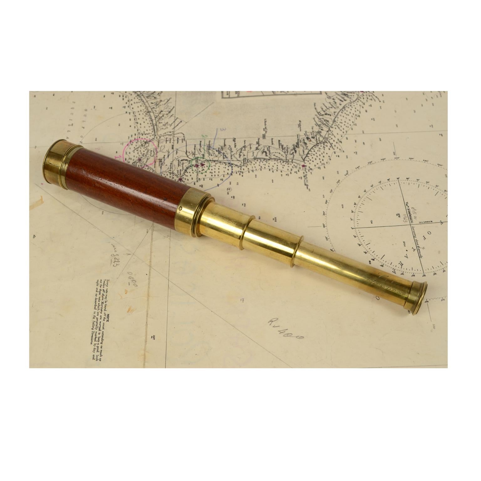 Brass Telescope with Mahogany Wooden Handle Made in UK in circa 1840 In Good Condition In Milan, IT