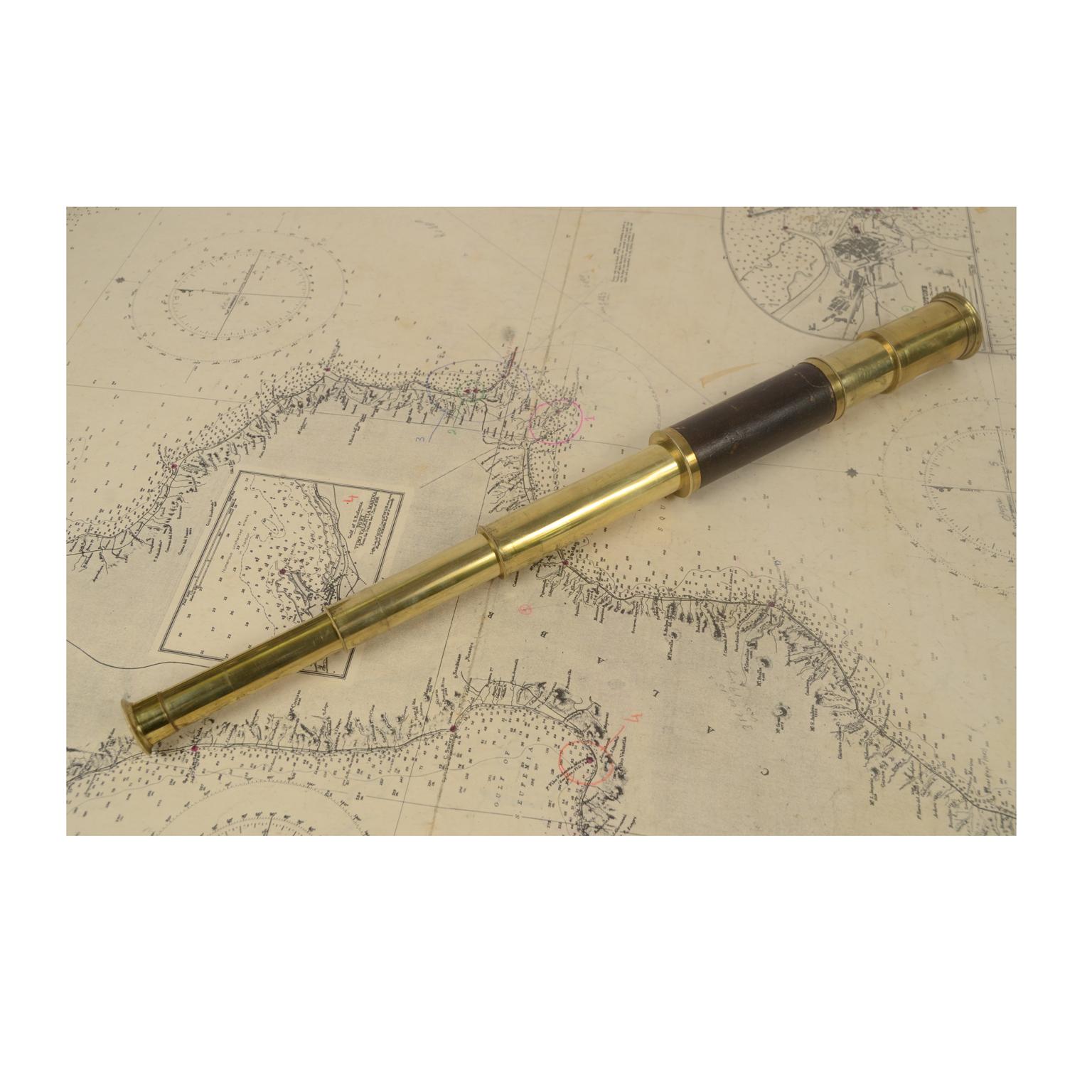 Telescope made of brass with painted brass handle, English manufacture of the early 20th century.
Focusing with three extensions, complete with dust protection and sun visor extension. Maximum length 53 cm, minimum 17 cm, focal diameter 2.5