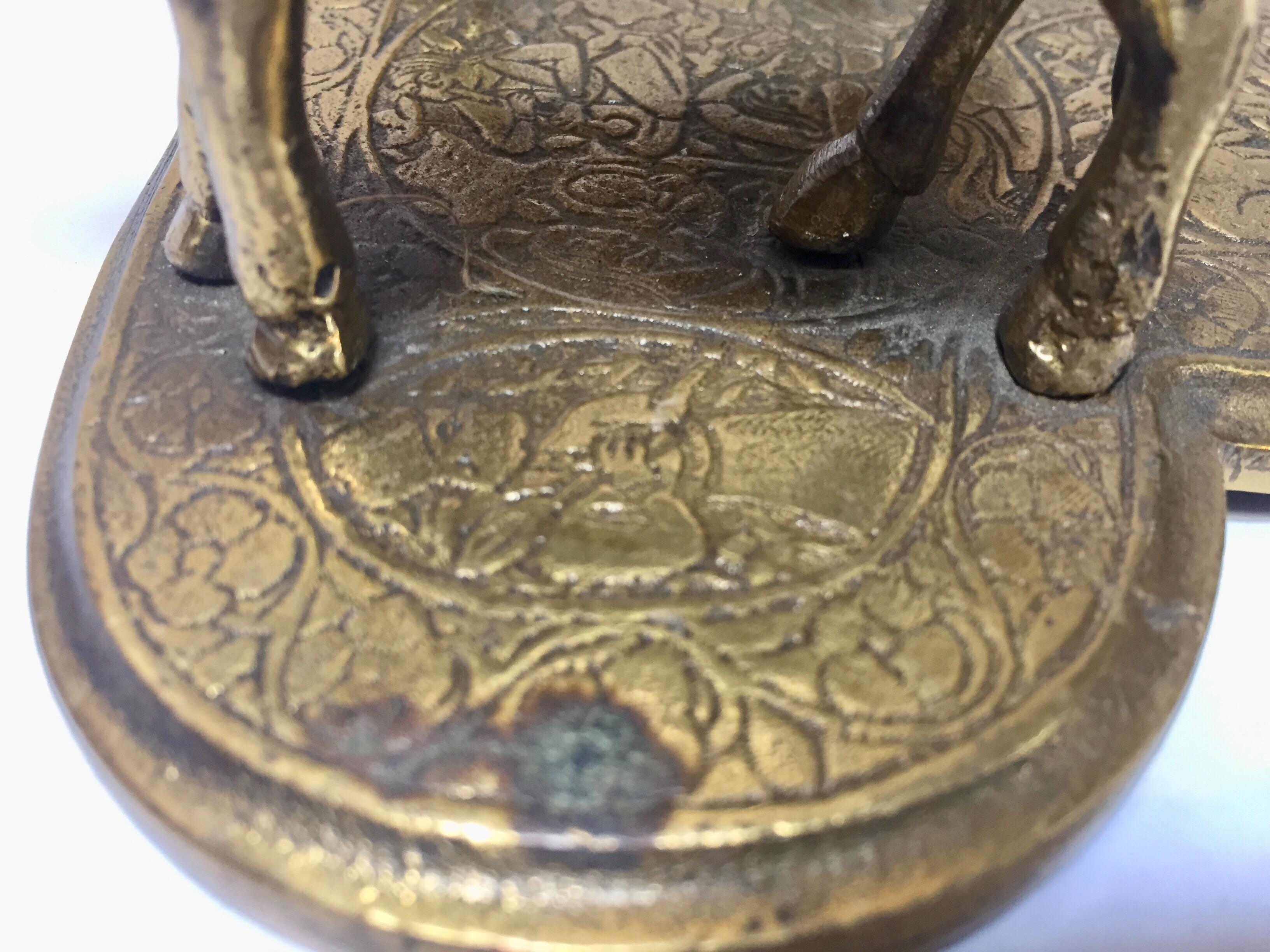 Lampes à huile de temple hindou en laiton représentant deux vaches et un homme houx debout en vente 6