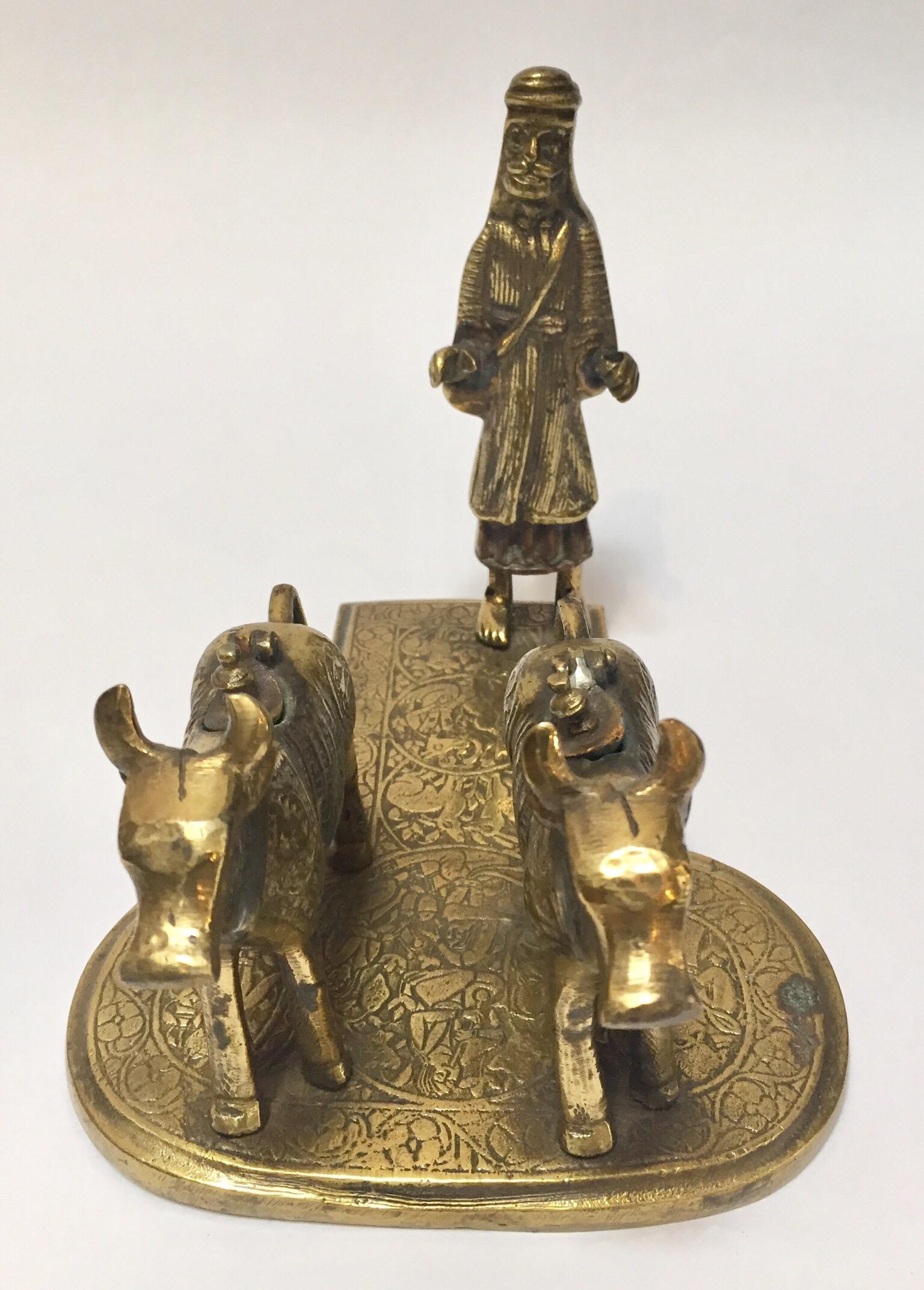 Indien Lampes à huile de temple hindou en laiton représentant deux vaches et un homme houx debout en vente