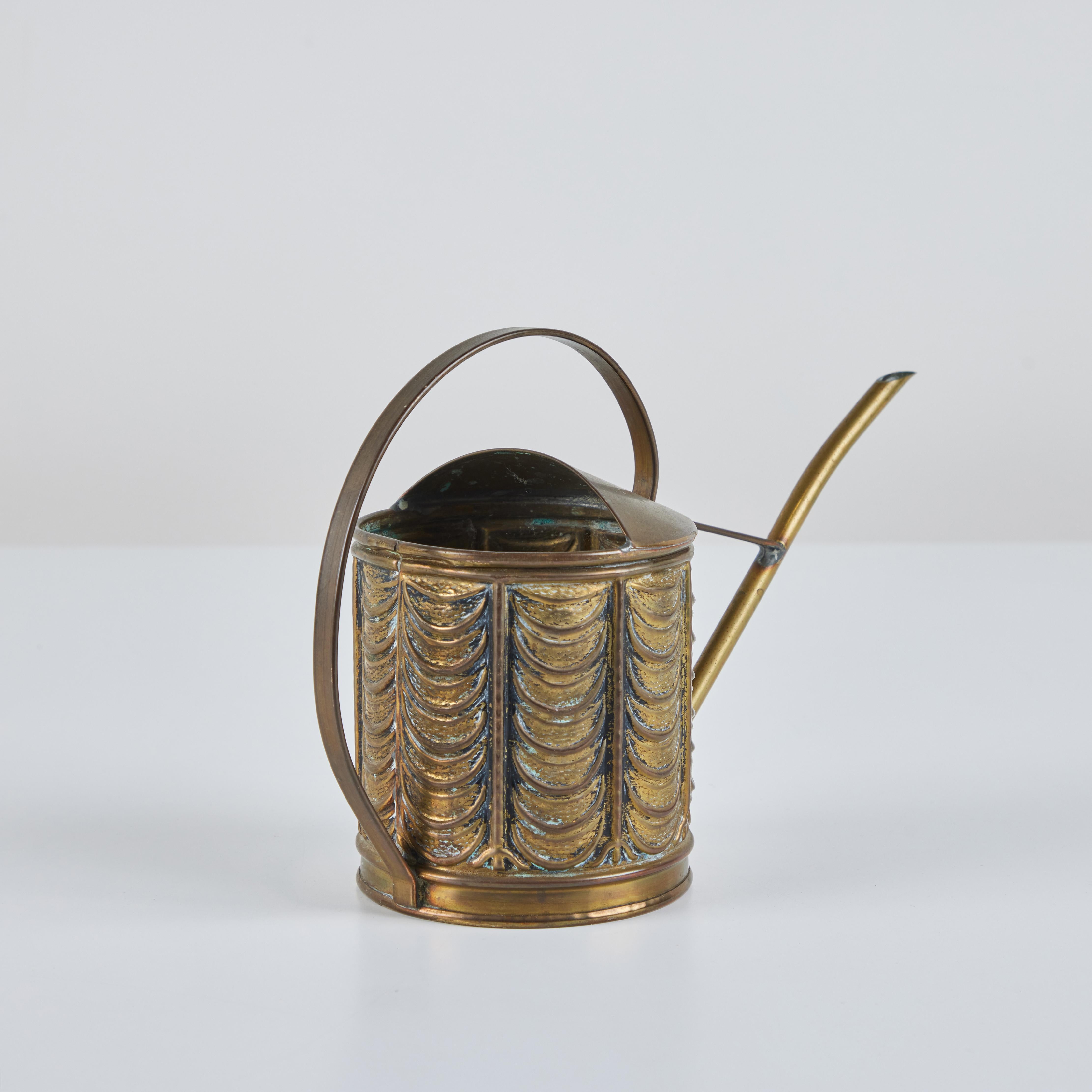 Brass Textured Watering Can by Peerage In Good Condition In Los Angeles, CA