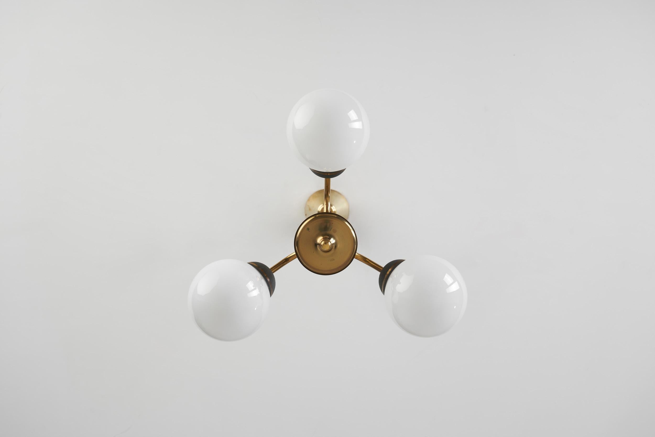Lampada da soffitto a tre braccia in ottone con paralumi in vetro opalino, Scandinavia, anni '50 in vendita 6