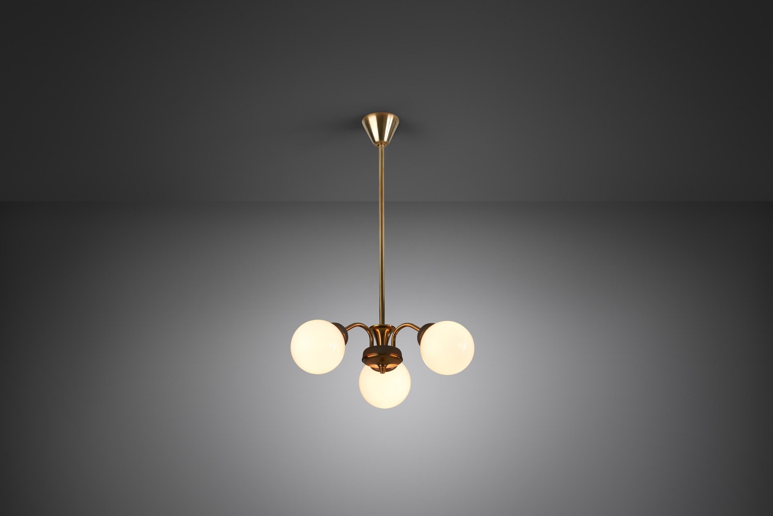 Scandinavo Lampada da soffitto a tre braccia in ottone con paralumi in vetro opalino, Scandinavia, anni '50 in vendita