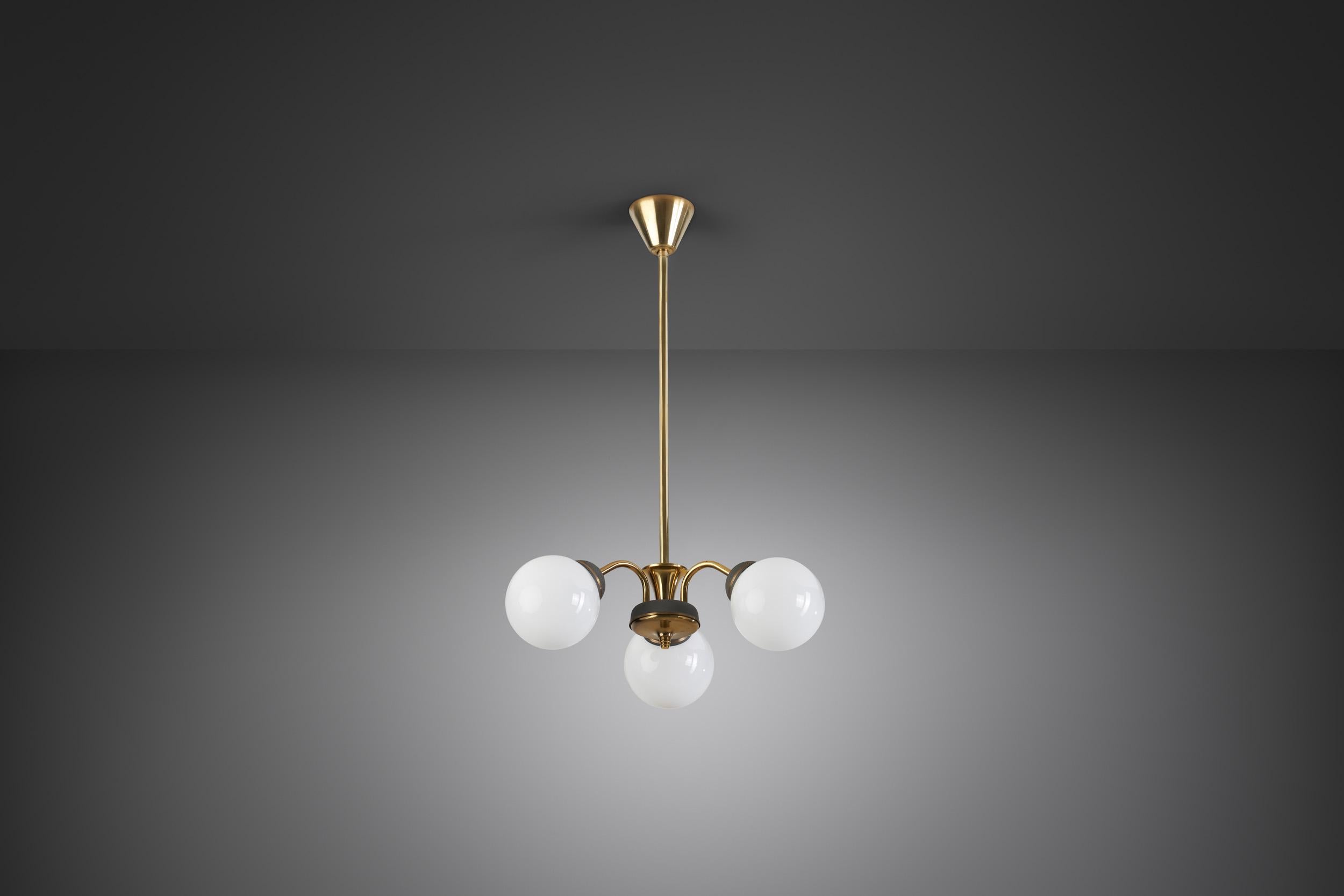 Lampada da soffitto a tre braccia in ottone con paralumi in vetro opalino, Scandinavia, anni '50 In condizioni buone in vendita a Utrecht, NL