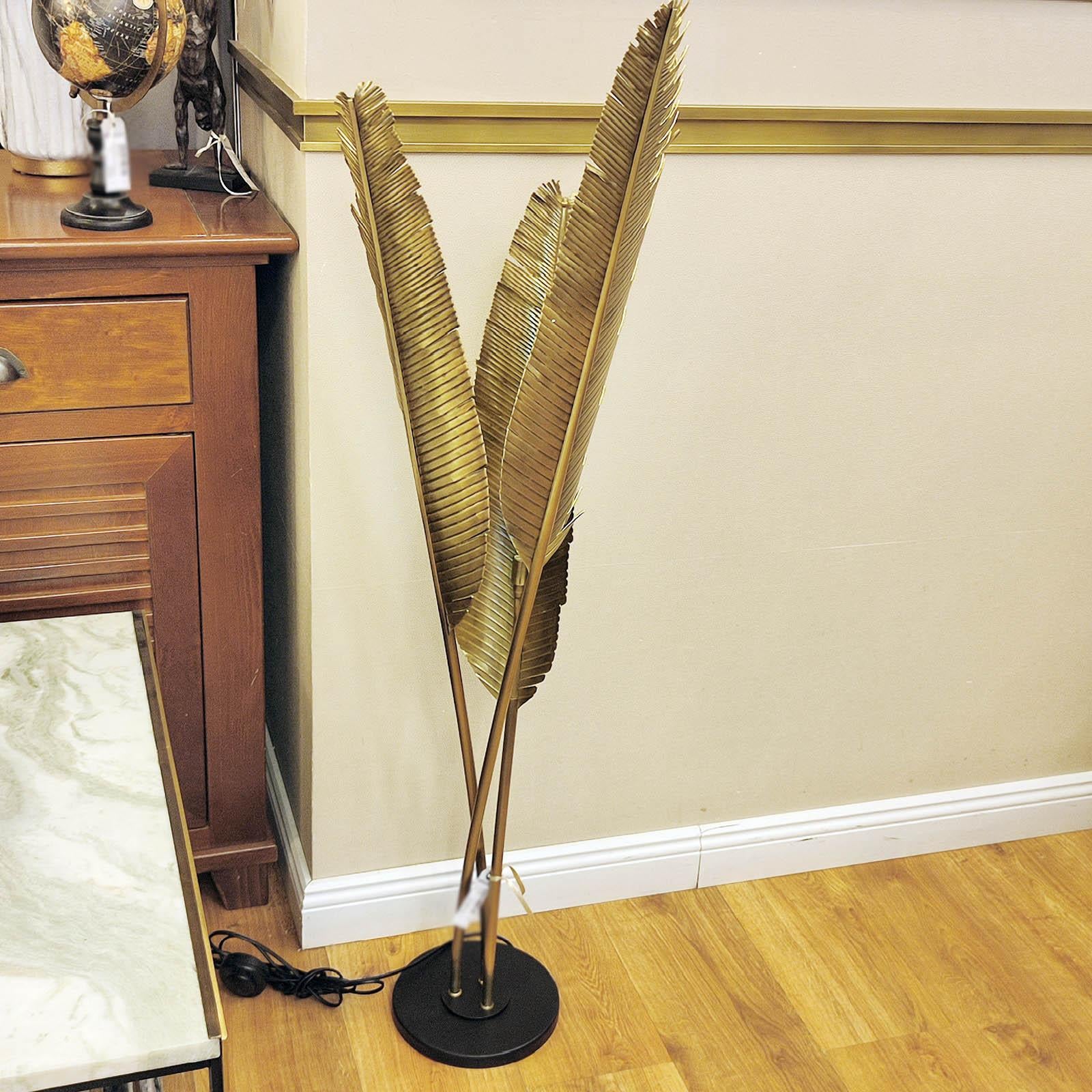Lampadaire en forme de plumes. Avec lumière indirecte, en laiton. 3 ampoules G9.
Mesure : Hauteur environ 125 cm [49 in.]
Ces lampes sont entièrement fabriquées à la main et sont disponibles en différentes finitions (voir le tableau des