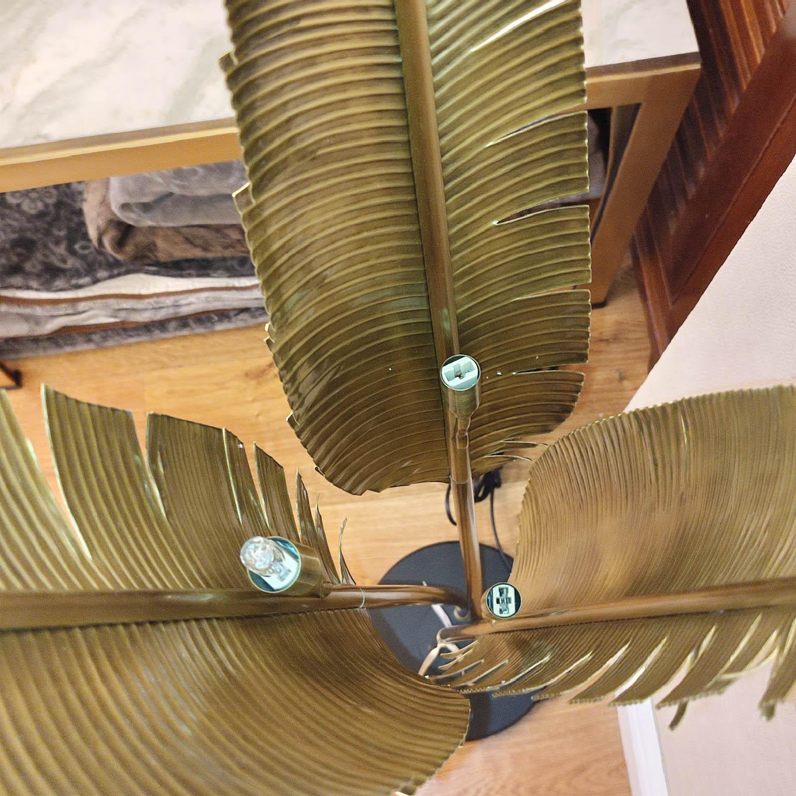 Fait main Lampadaire à trois feuilles en laiton à la manière de la Maison Jansen en vente